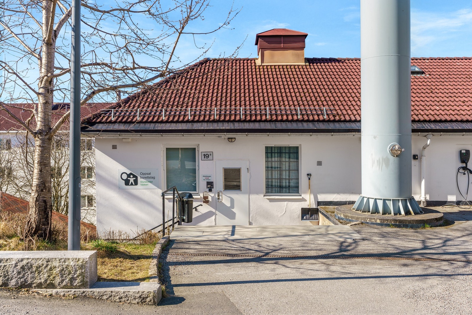 Borettslaget har 224 parkeringsplasser og 15 garasjer som leies ut til beboerne etter venteliste. Av de 241 parkeringsplassene så er det 26 plasser som har mulighet for elbillading. I tillegg har borettslaget 8 ladeplasser for el-bil (bilen må flyttes ett Galleribilde