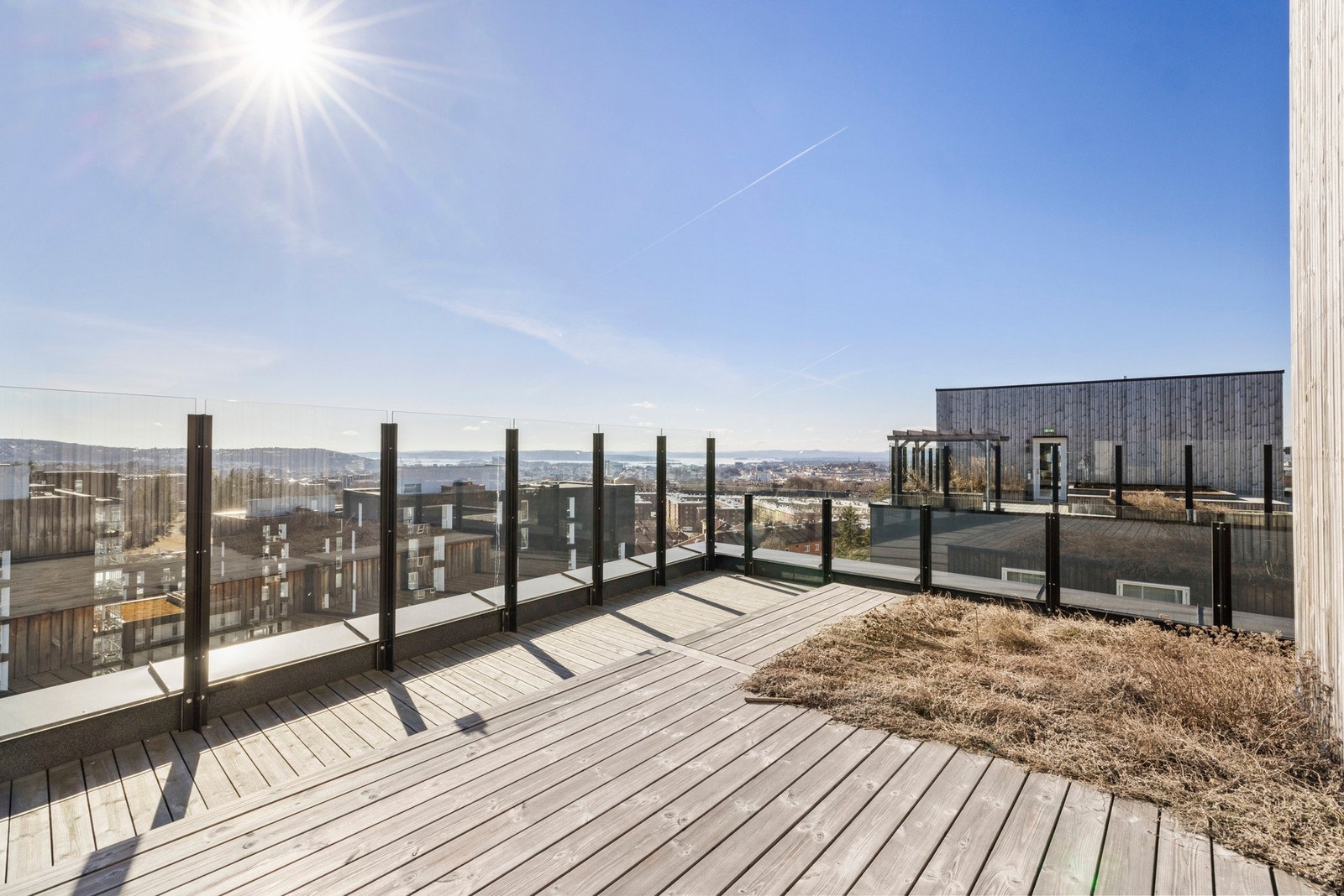 Felles takterrasse med flere sittersoner, sol hele dagen og nydelig utsikt. Galleribilde