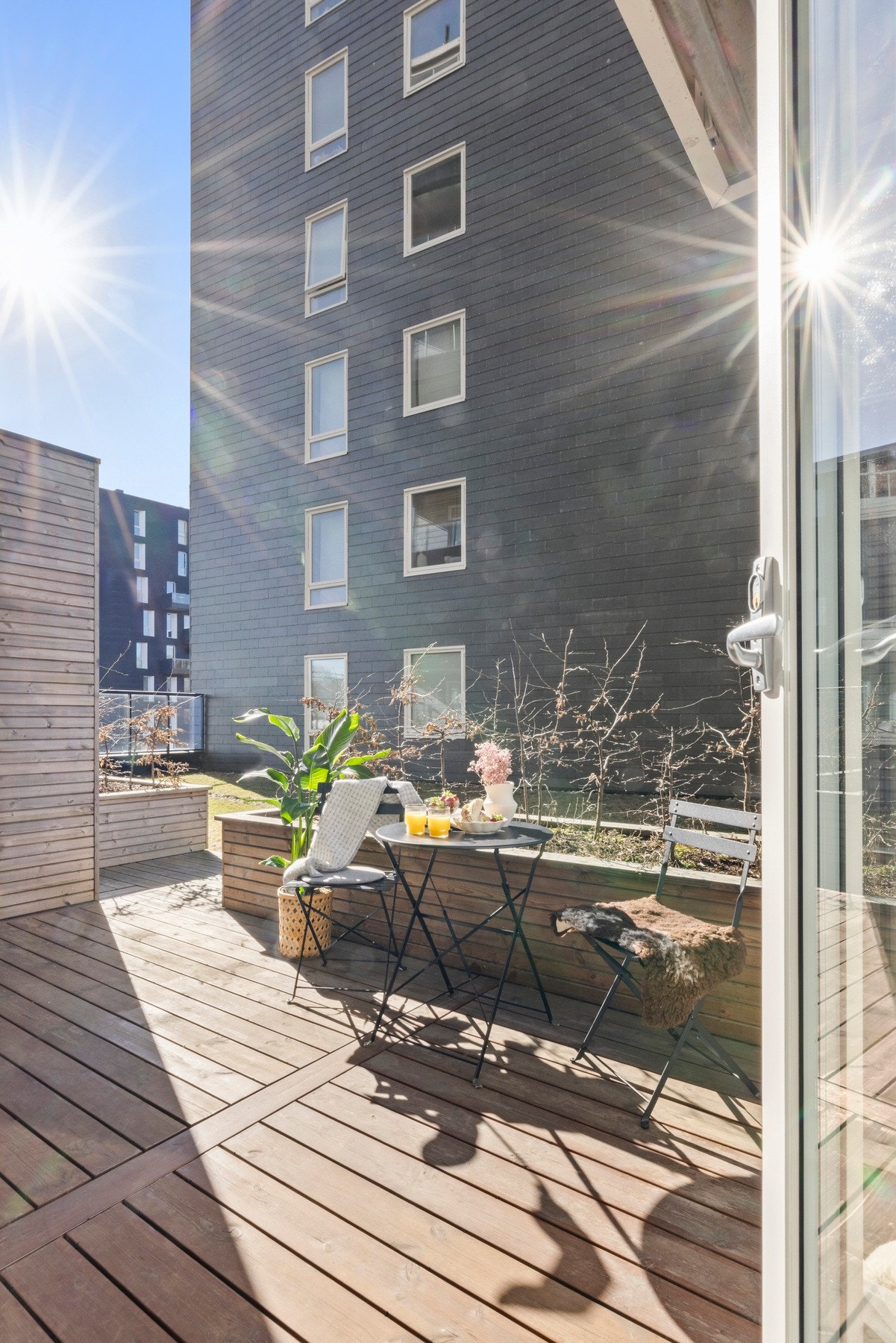 Terrassen er på 11 kvm og blir en naturlig forlengese av leiligheten. Galleribilde