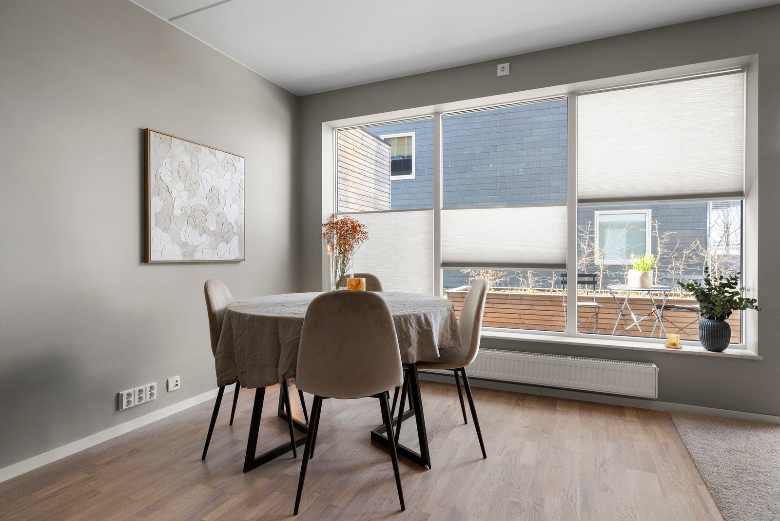 Vinduer med tilpassede plisségardiner fra 2023. Galleribilde