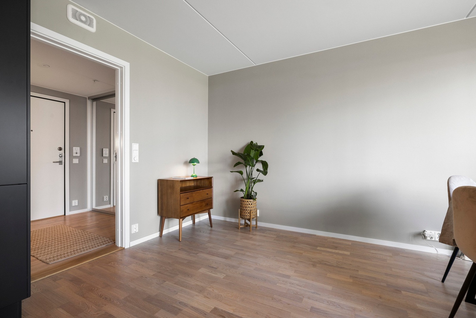 Stuen er av god størrelse og har plass til seng, sofa- og spisegruppe. Galleribilde