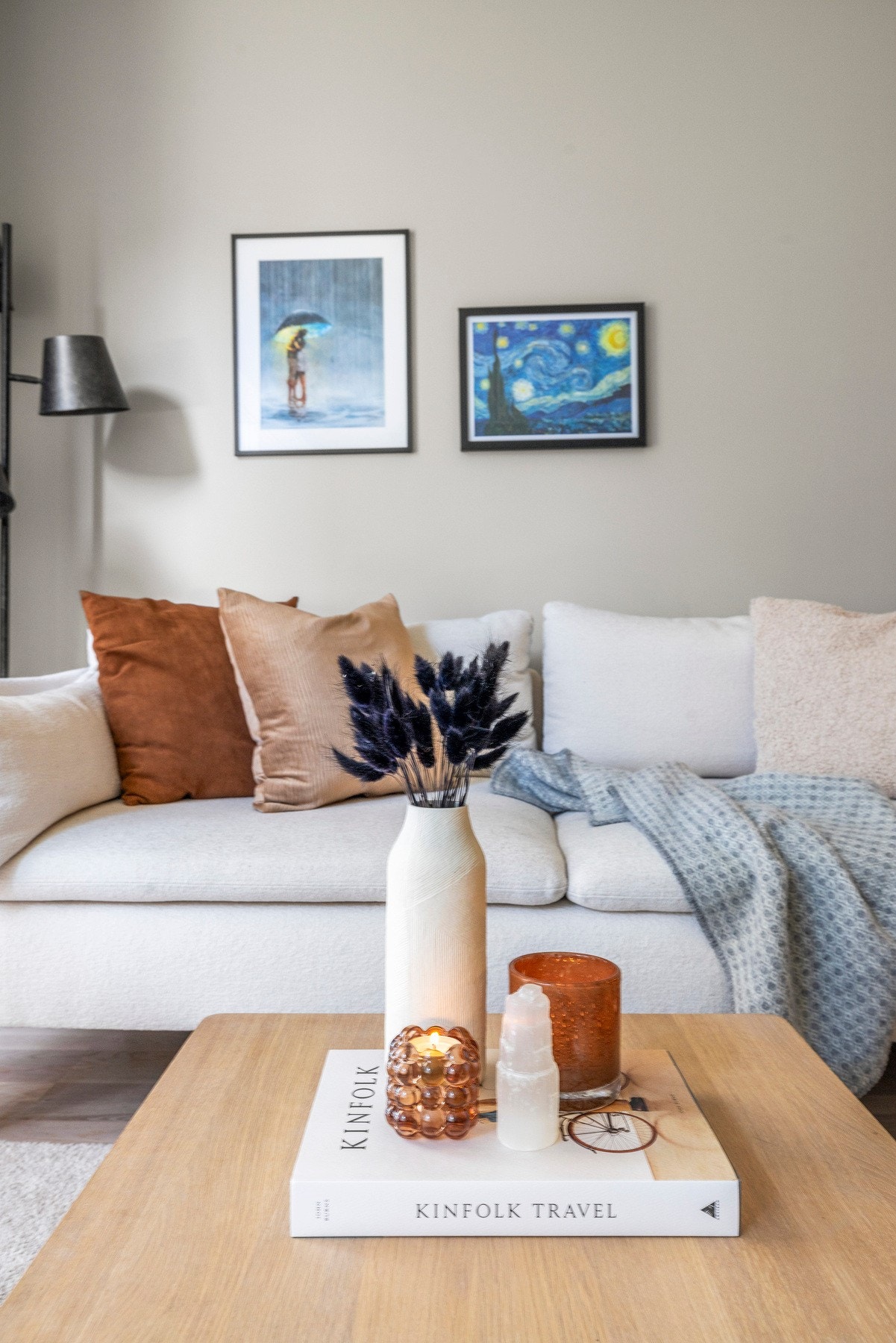 Boligen fremstår som innbydende med behagelige farger, moderne bad og kjøkken, samt parkett på gulv. Her kan du flytte rett inn! Galleribilde