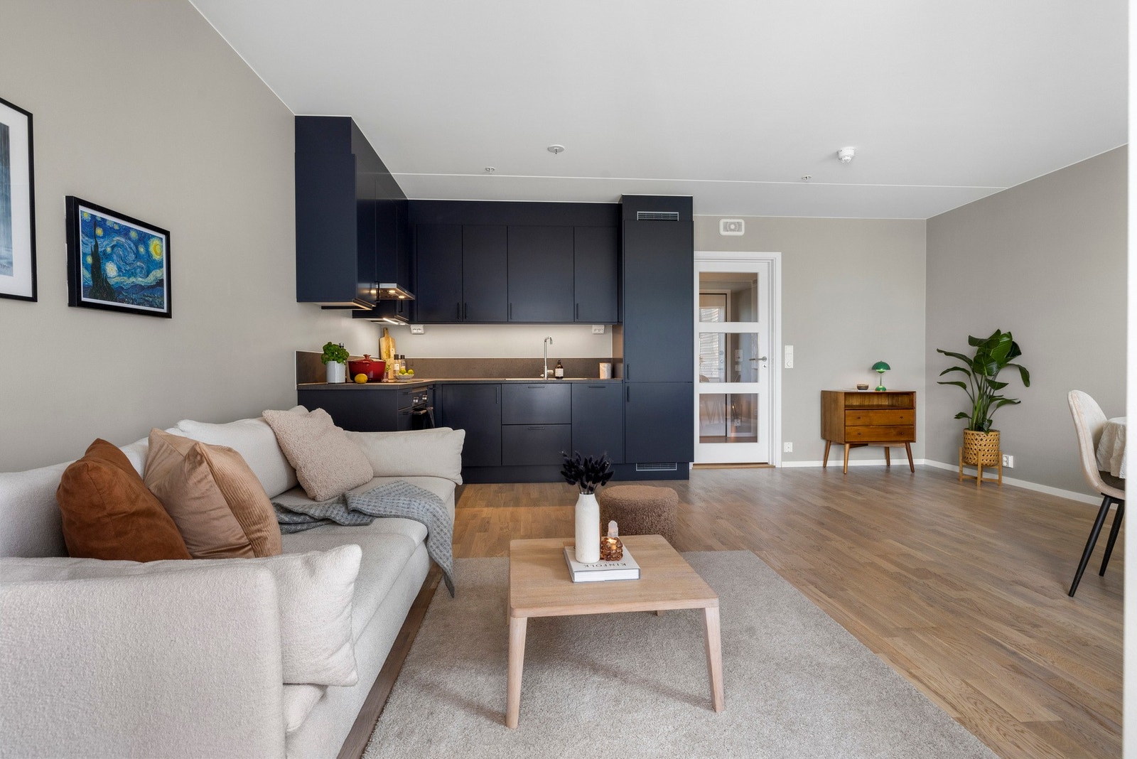 Store vindusflater slipper rikelig med naturlig lys inn og skaper en hyggelig atmosfære i boligen. Galleribilde