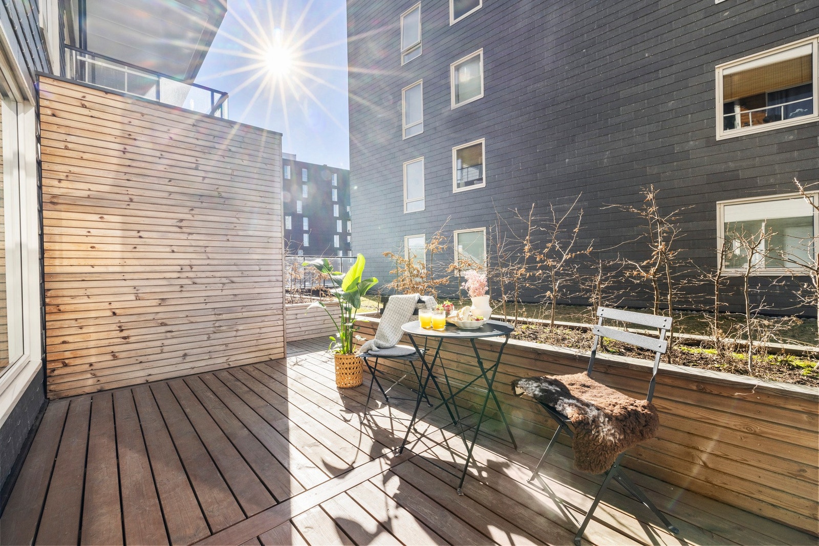 Fra stuen er det utgang til en solrik og usjenert terrasse på hele 11 m². Galleribilde