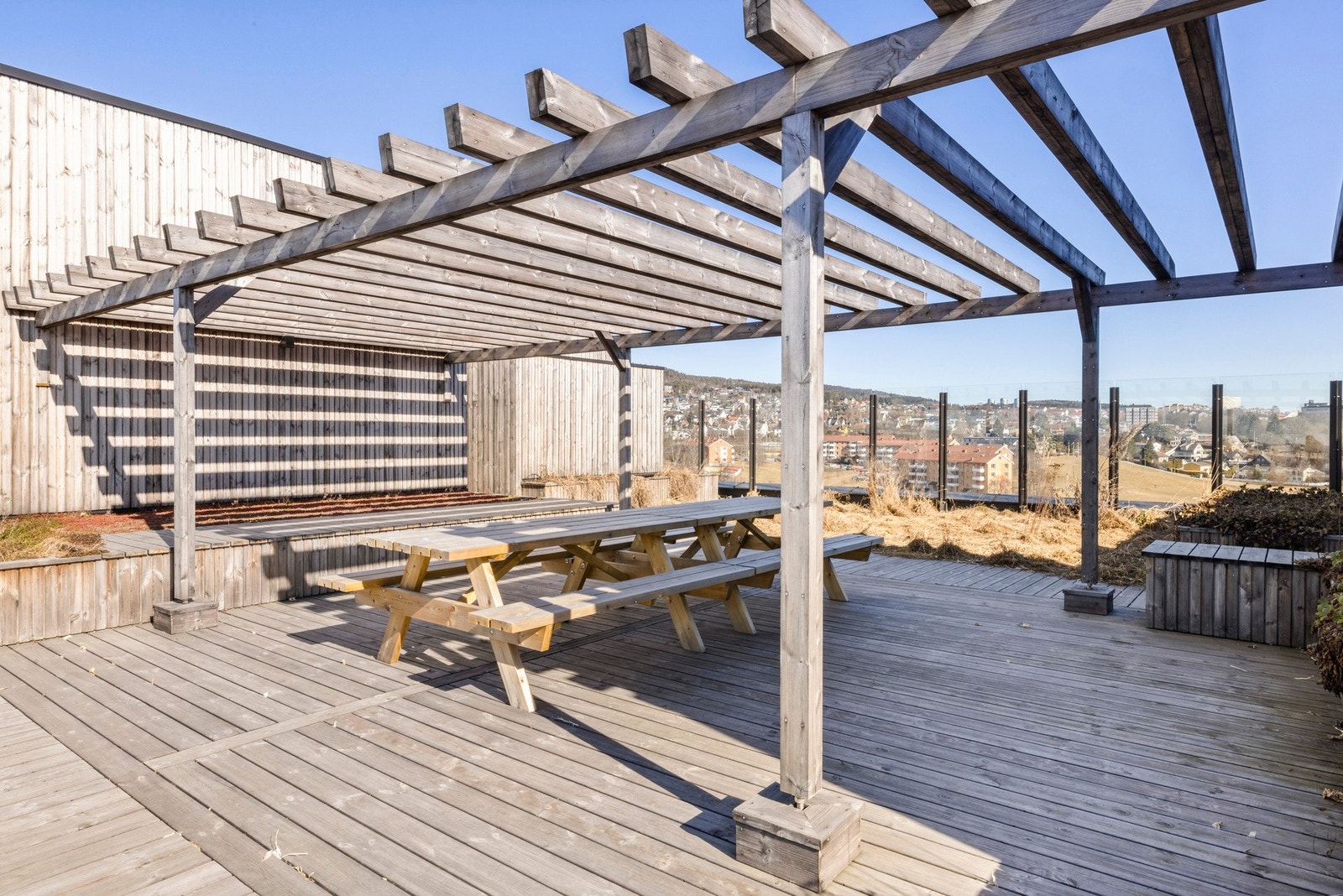 Felles takterrasse med flere sittersoner, sol hele dagen og nydelig utsikt. Galleribilde