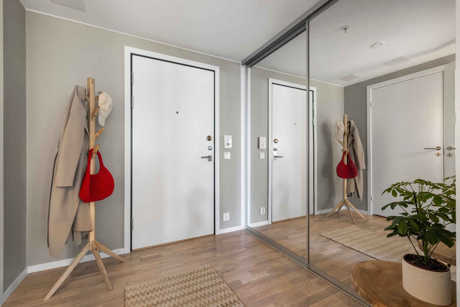 Innbydende entré med tilhørende skyvedørsgarderobe. Galleribilde