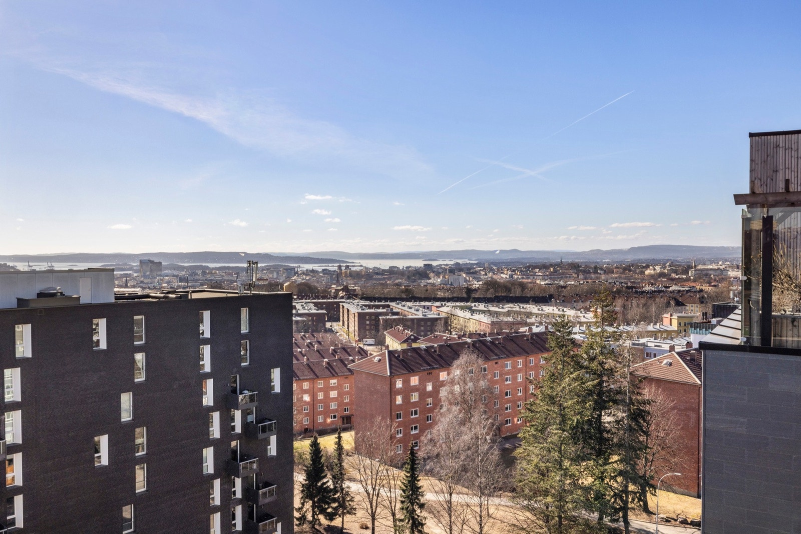 Felles takterrasse med flere sittersoner, sol hele dagen og nydelig utsikt. Galleribilde