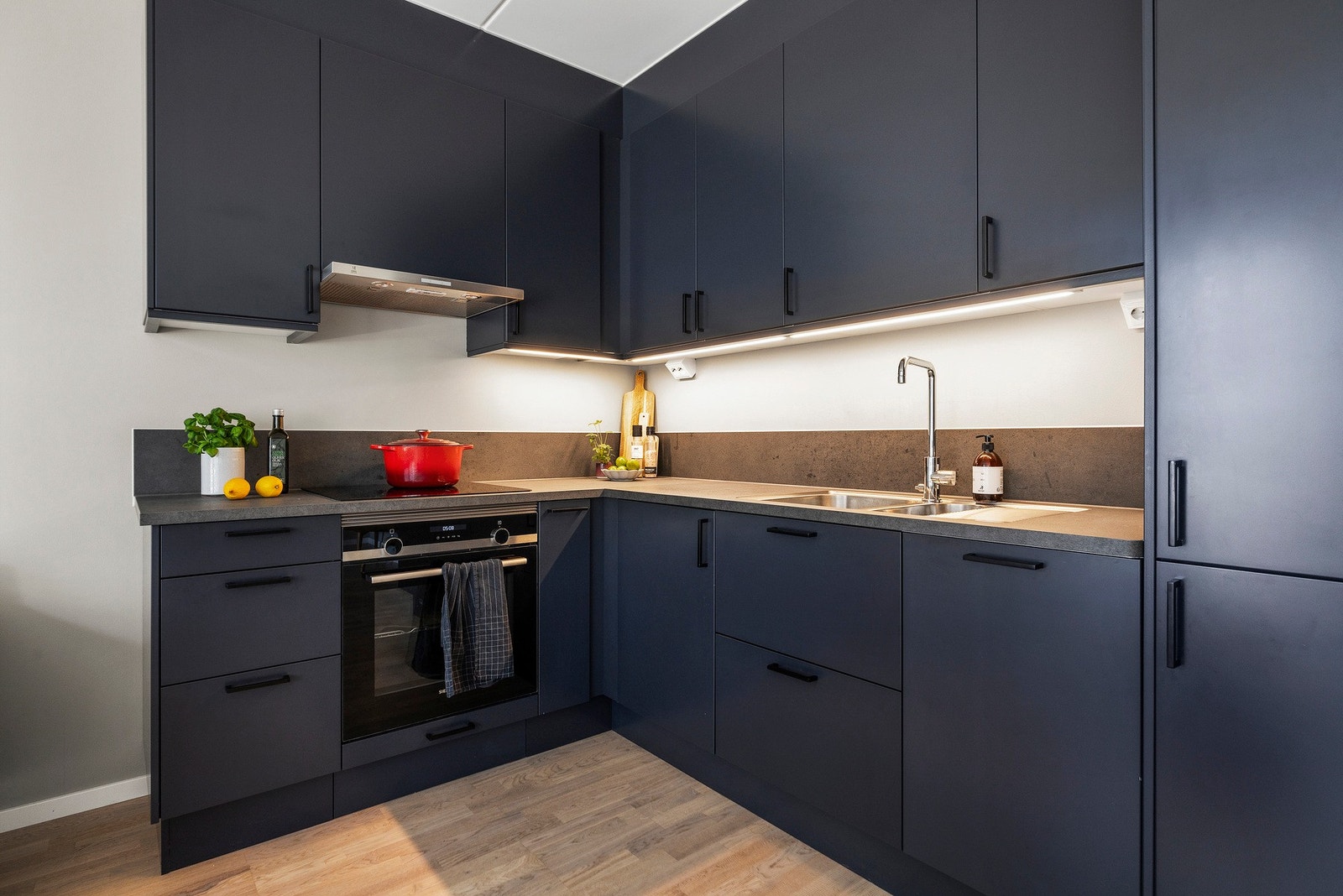 Kjøkken med mye skap- og benkeplass. Galleribilde