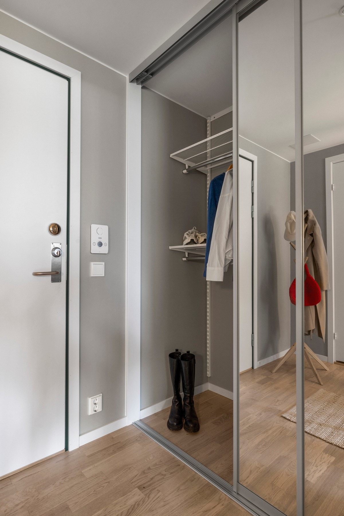 Innbydende entré med tilhørende skyvedørsgarderobe. Galleribilde