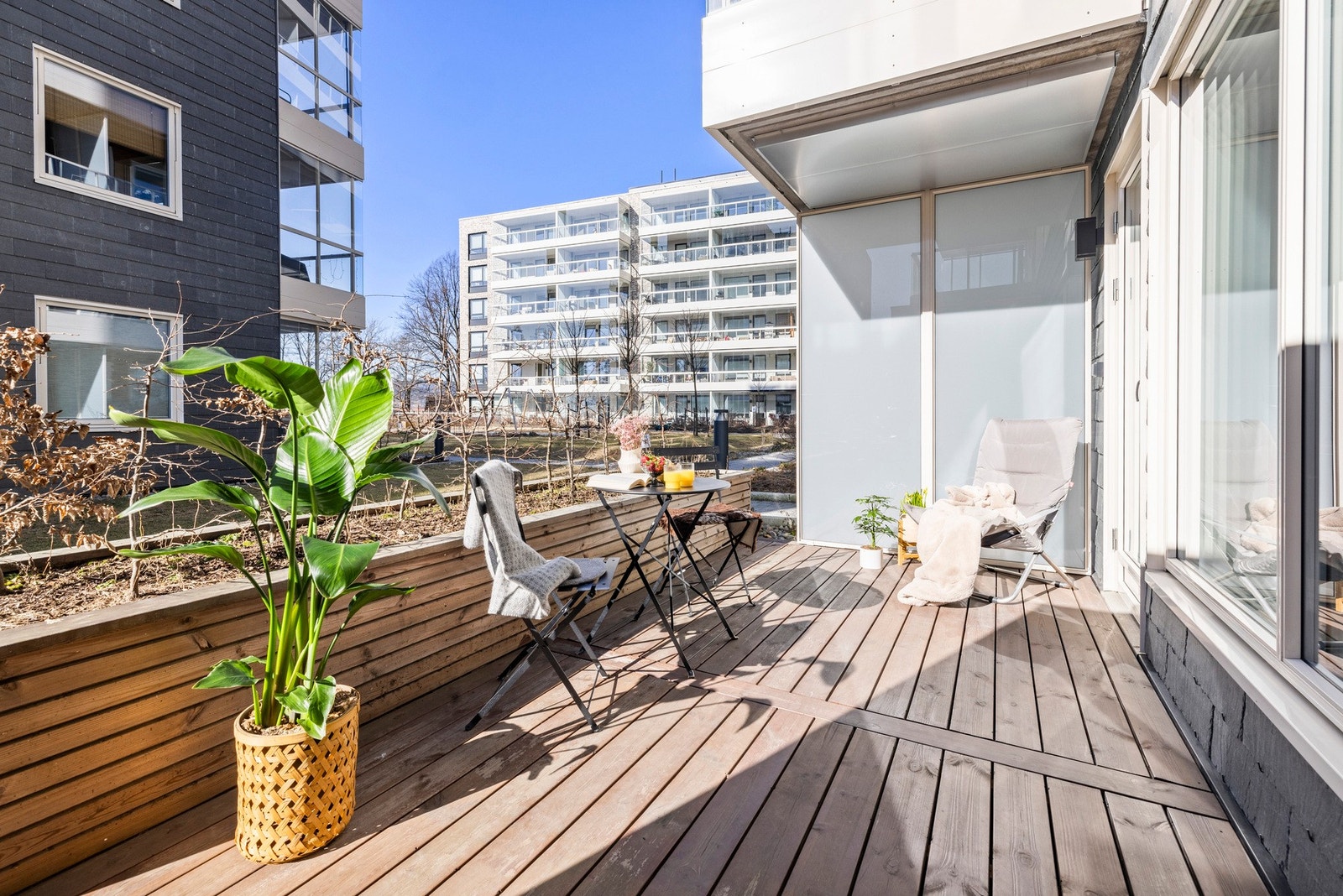 Terrassen ligger nest innerst, men likevel helt skjermet uten forbipasserende. Dette gir en rolig og privat atmosfære. Galleribilde