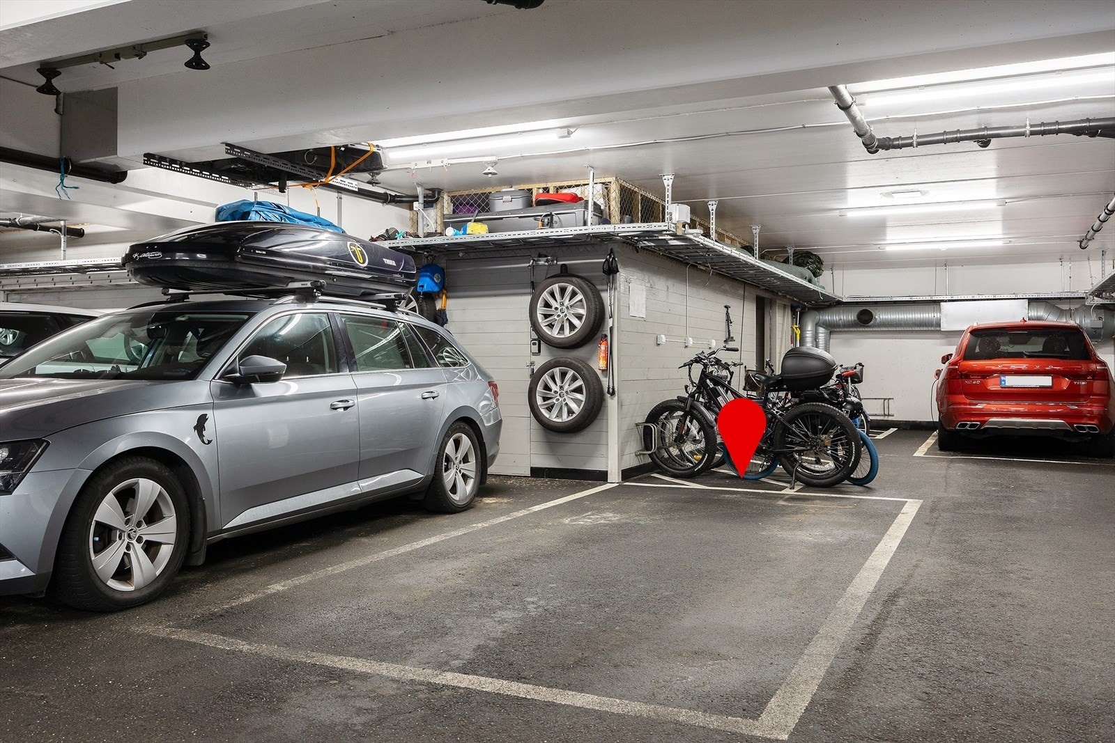 Parkeringsplass i lukket anlegg. Galleribilde