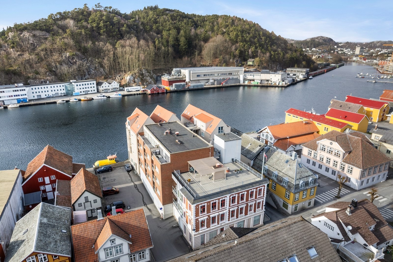 Leiligheten ligger i 5. etasje i Aasebryggene, fint område som er preget av veletablert bebyggelse med karakteristisks sjøhus mot kaien og koselig trehusbebyggelse langs Strandgaten. Galleribilde