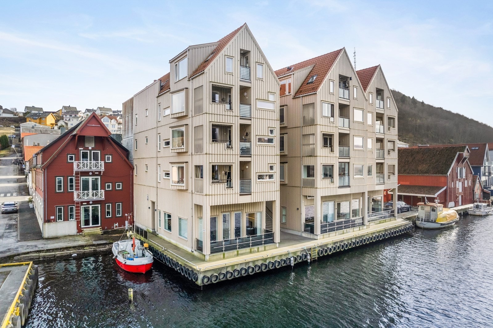 Sjøen med dens muligheter ligger like ved. Felles brygge for av og påstigning. Galleribilde