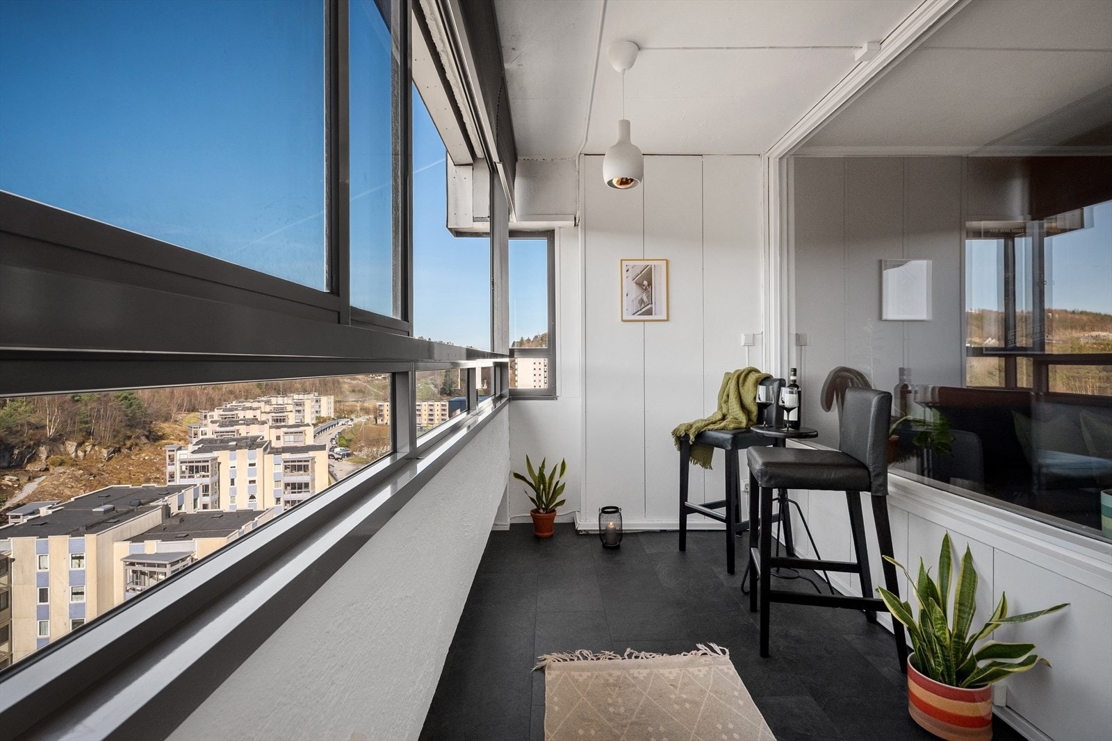 Balkongen måler hele 8 m² og kan enkelt møbleres. Galleribilde