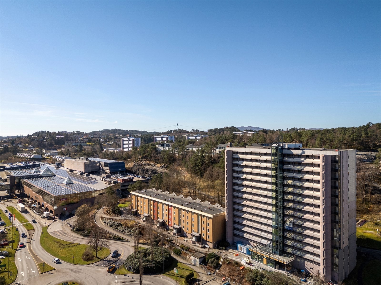 Loddefjord har gode kollektivtransportforbindelser til Bergen sentrum og andre deler av byen. Bussruter går ofte gjennom Loddefjord, noe som gjør det enkelt å komme seg rundt. Galleribilde