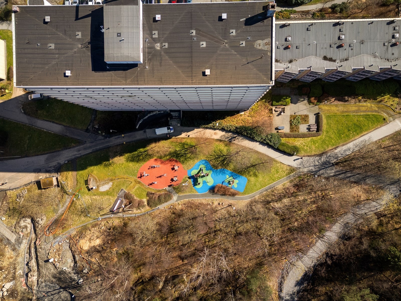 Området rundt Loddefjord gir også tilgang til flere friluftsområder, inkludert turstier og sjøen. Kanadaskogen, som er et stort skogsområde med turmuligheter, ligger også i nærheten. Galleribilde