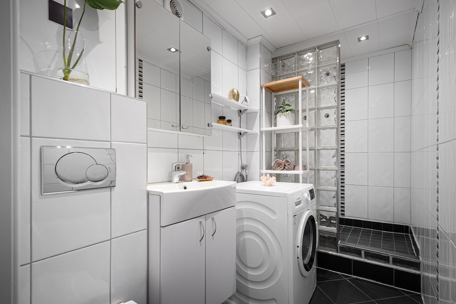 Opplegg for vaskemaskin og varmekabler i gulv. Galleribilde