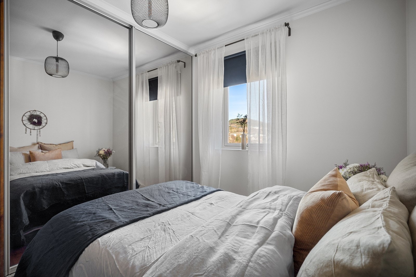 Stor skyvedørsgarderobe. Galleribilde