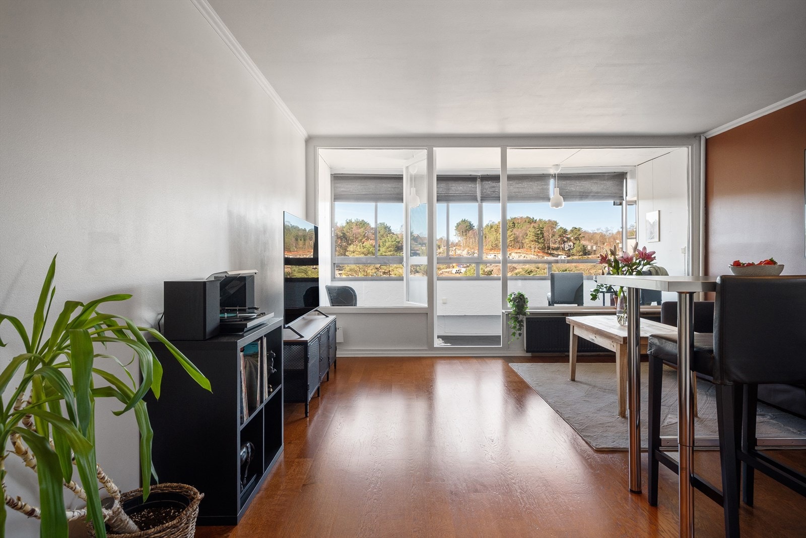 Fin og stilren leilighet med høy og usjenert beliggenhet i byggets 13. etasje! Galleribilde