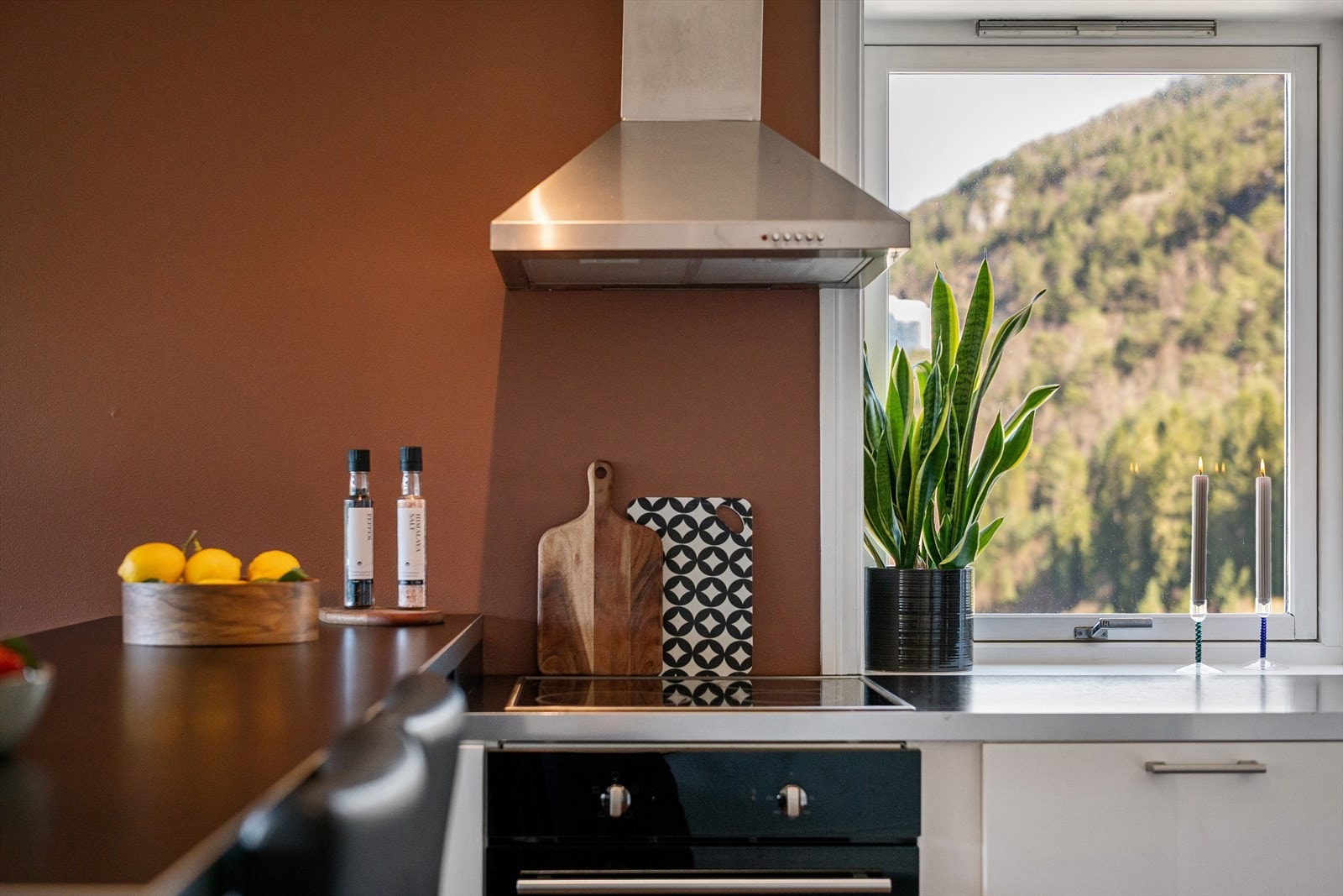 Flott utsikt mot Lyderhorn fra kjøkkenet. Galleribilde