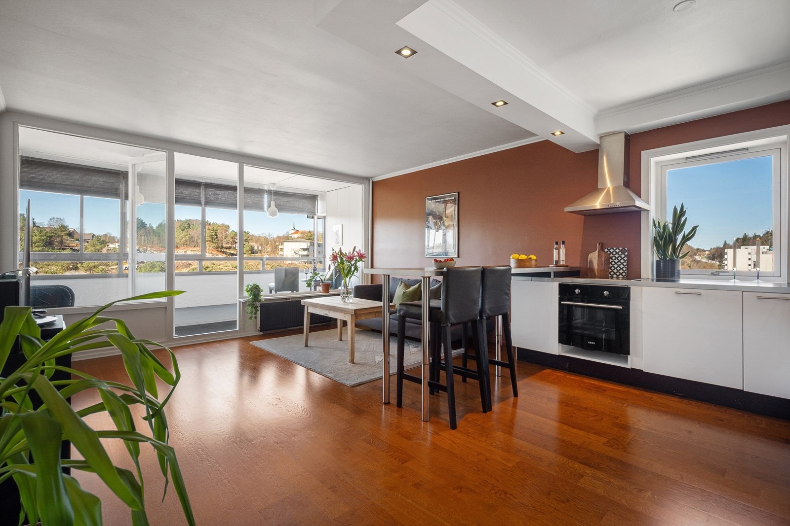 Leiligheten har en åpen stue- og kjøkkenløsning på 26,6 m² Galleribilde