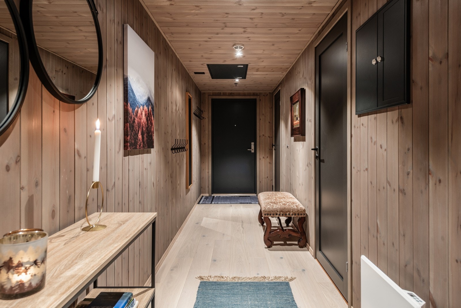 Romslig entré. Galleribilde