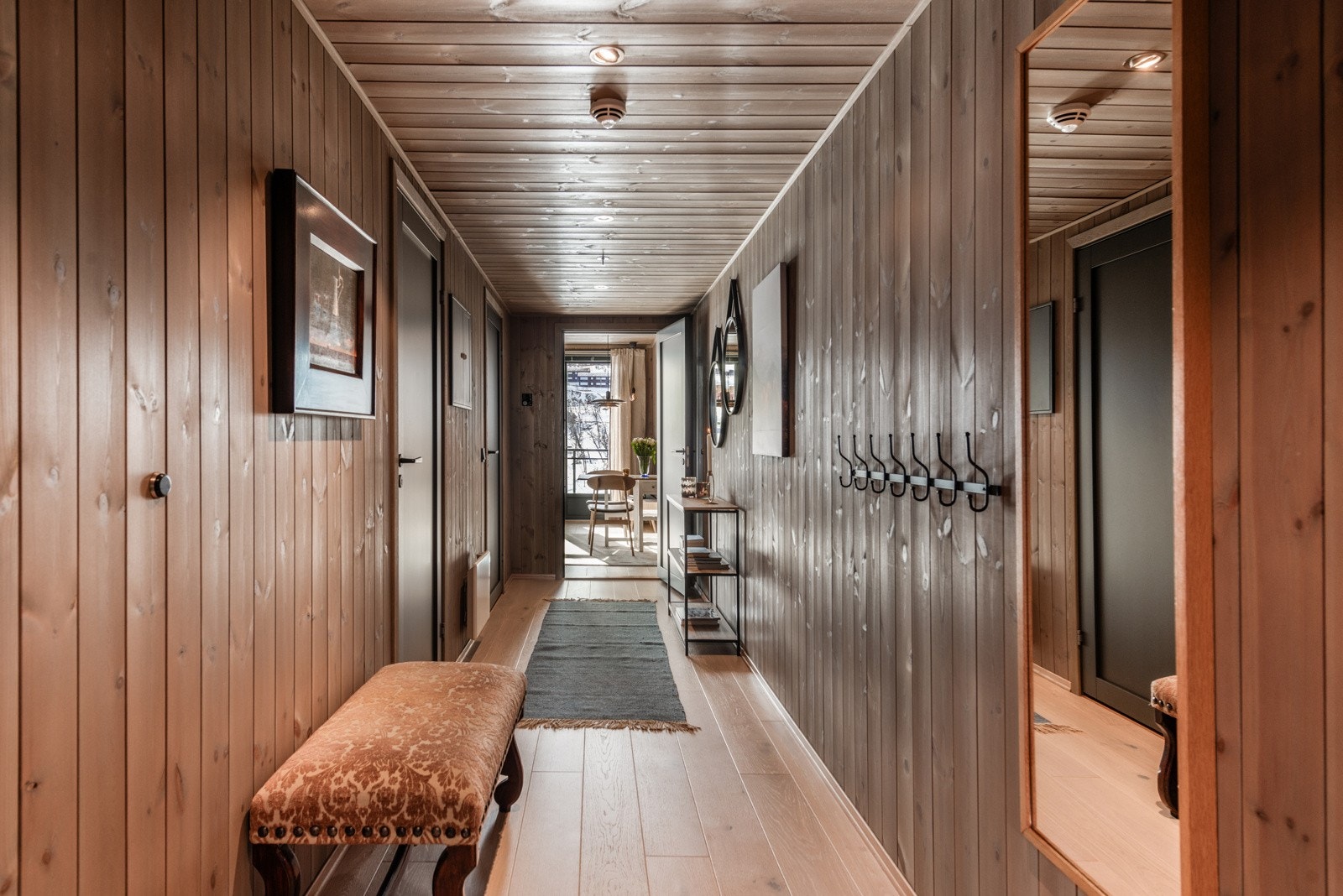 Entré med plass til garderobeskap. Galleribilde