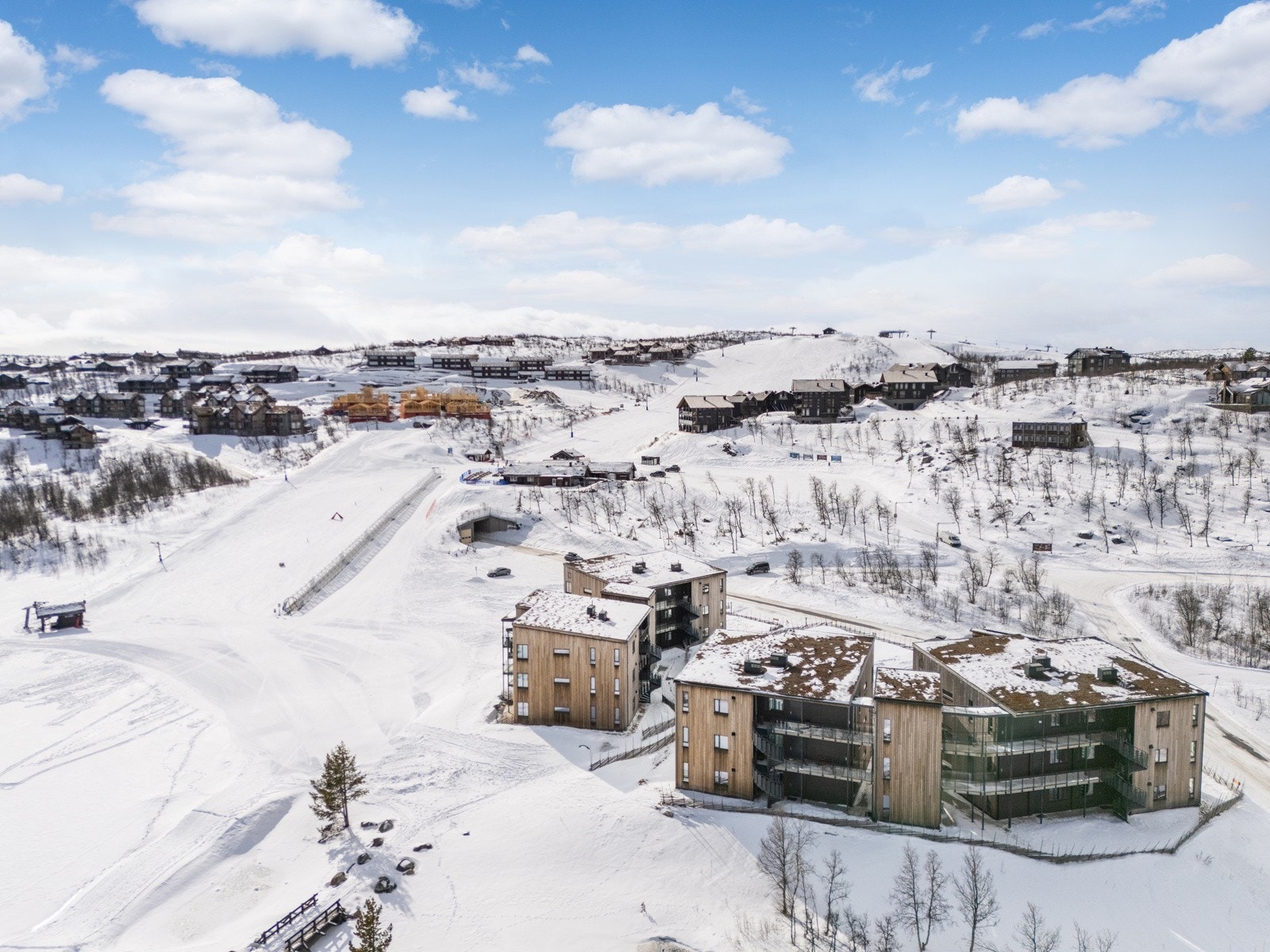 Langrennsporene tråkkes opp rett ved siden av prosjektet. Galleribilde