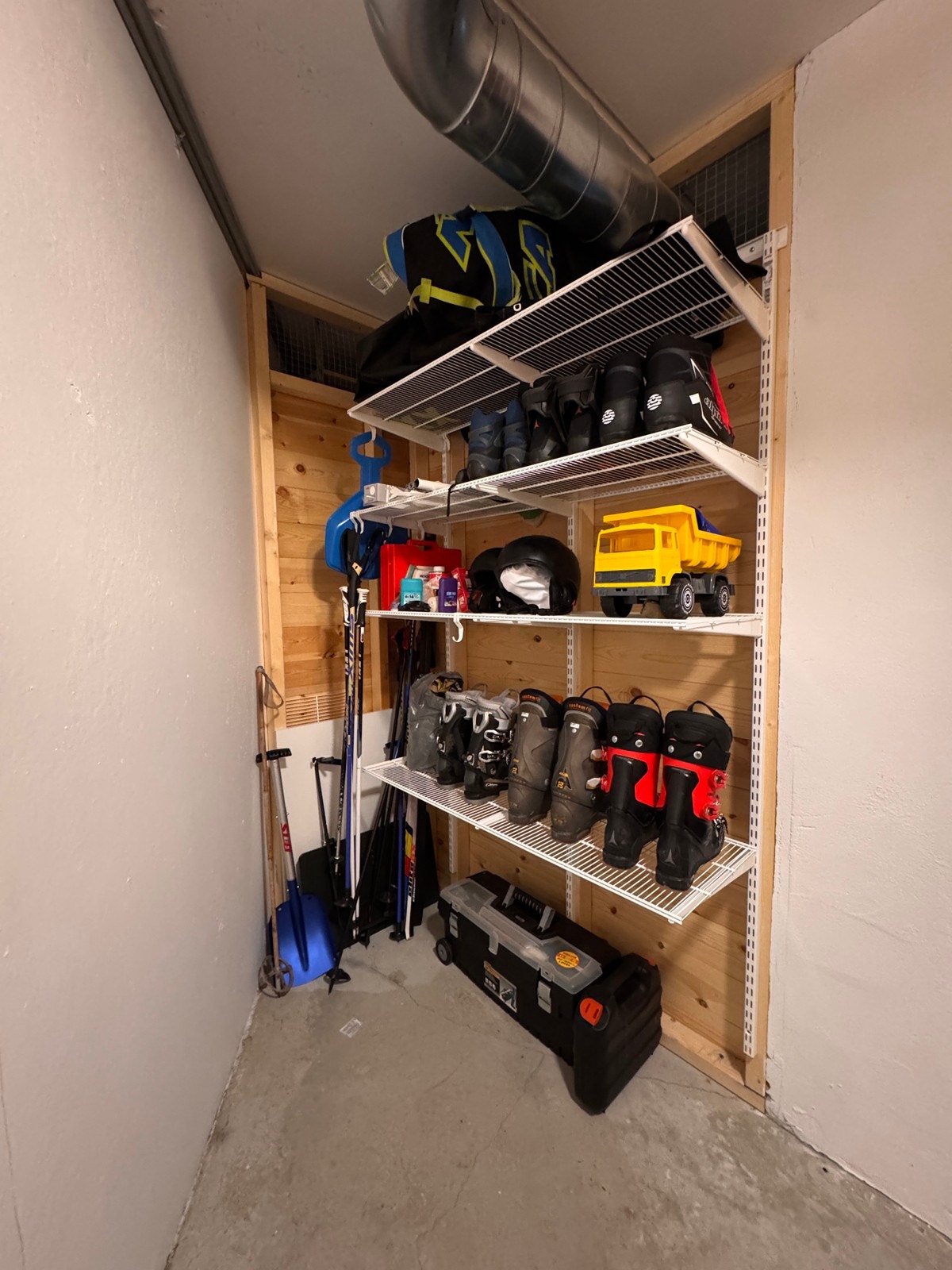 Bod med god oppbevaringsplass til ski og annet sportsutstyr. Galleribilde