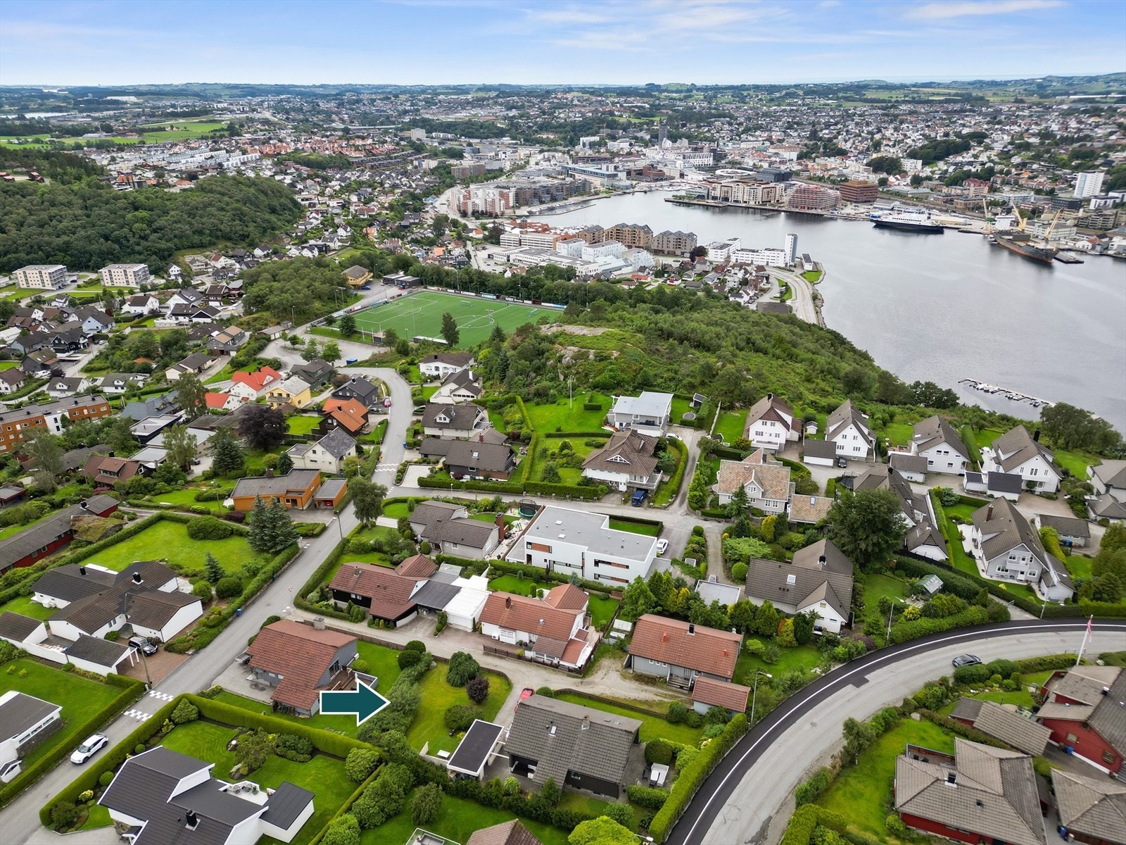 En solrik boligtomt beliggende i et veletablert villastrøk på Hana. Galleribilde