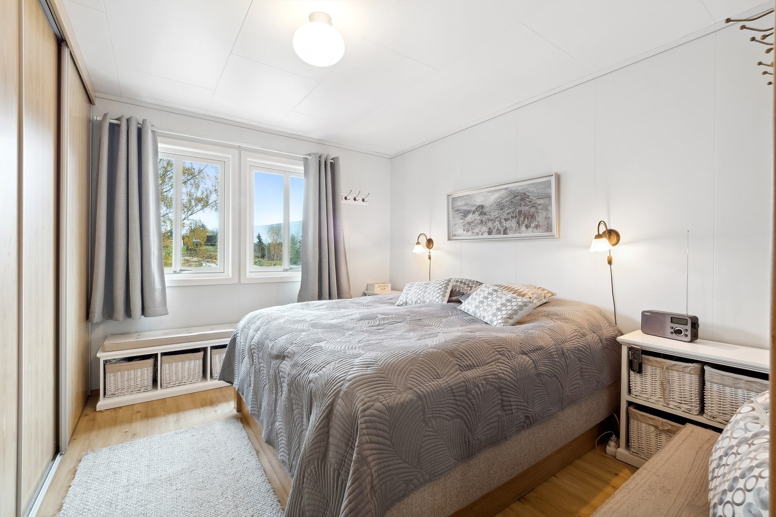 Soverom 1 med praktisk skyvedørsgarderobe beliggende i 1.etg. Galleribilde