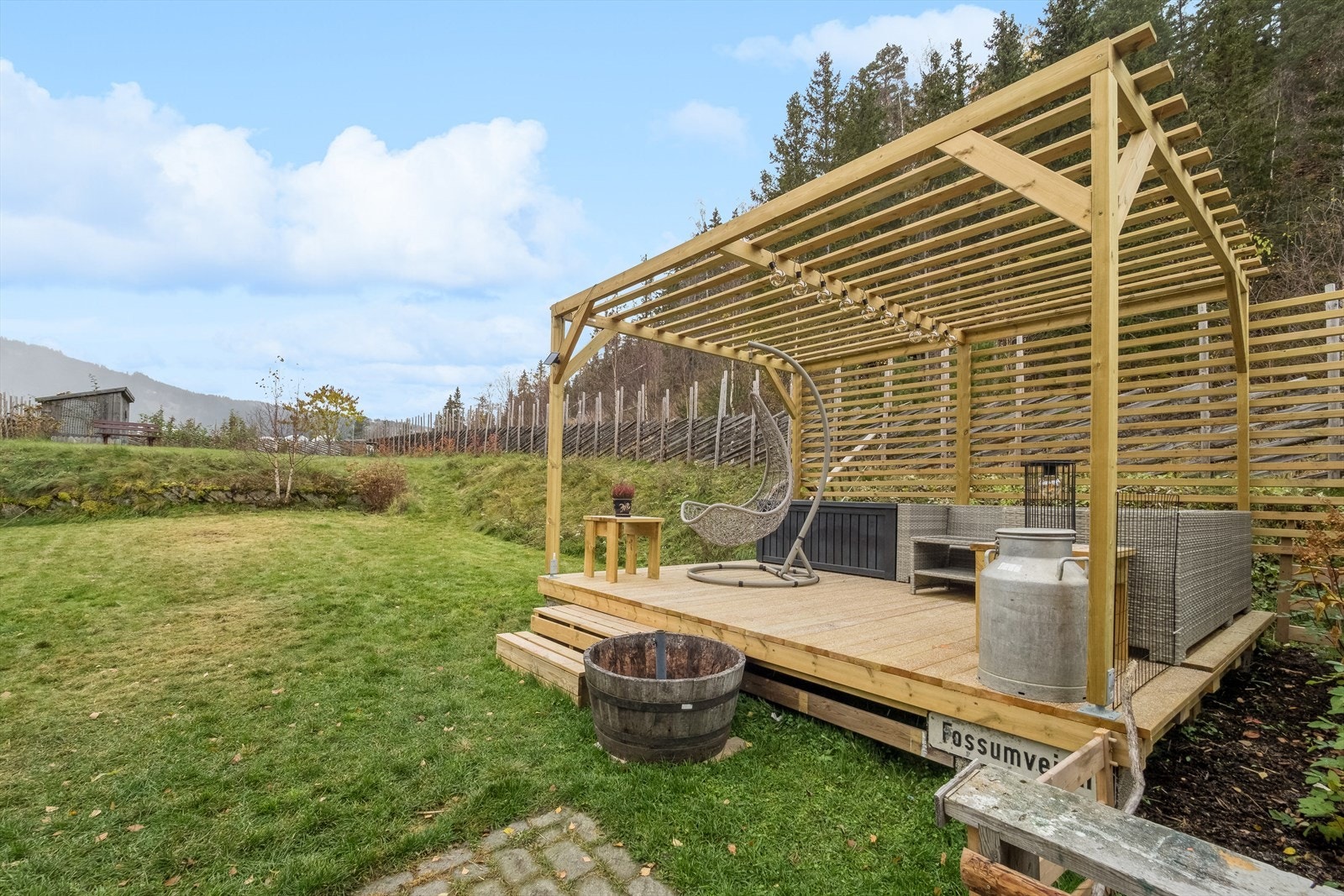 Terrasse med pergola i hagen på 11 m2. Galleribilde