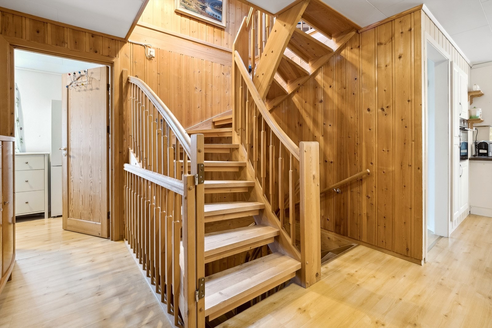 Hall 1.etg med videre tilgang til både 2.etg og U.etg. Galleribilde
