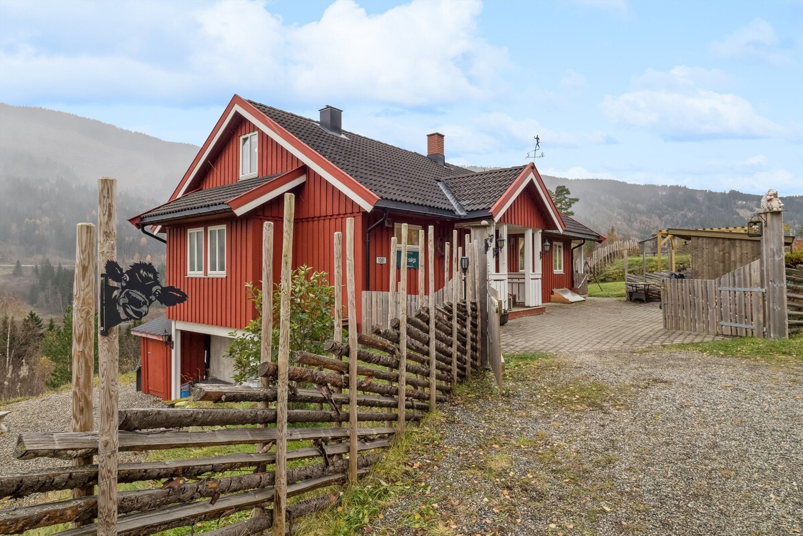 Et hyggelig inngangsparti med brostensbelagt gårdsplass, delvis inngjerdet med skigard gir deg et godt førsteinntrykk i det du entrer eiendommen. Galleribilde