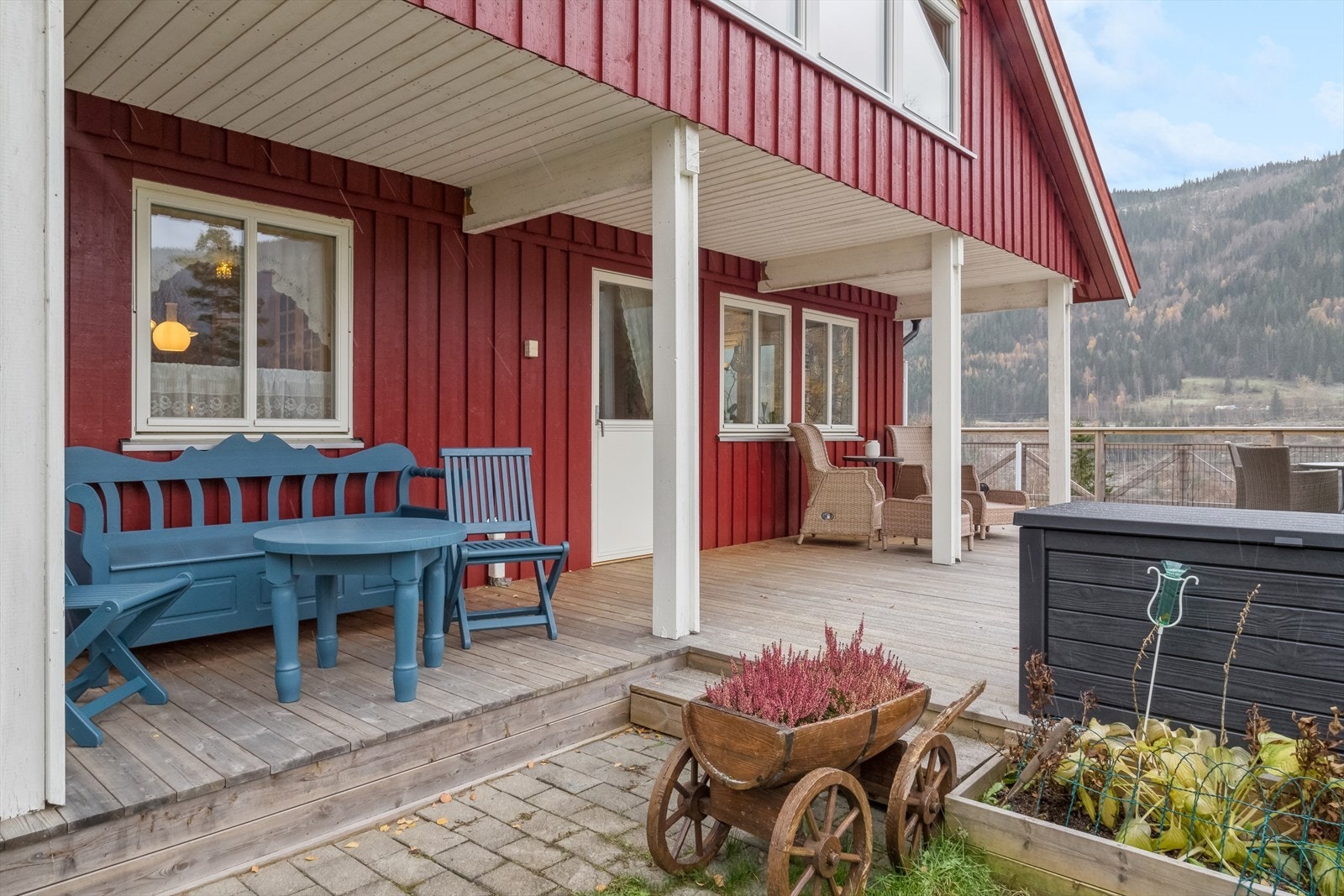 Romslig terrasse med utgang fra stue i 1.etg. Galleribilde