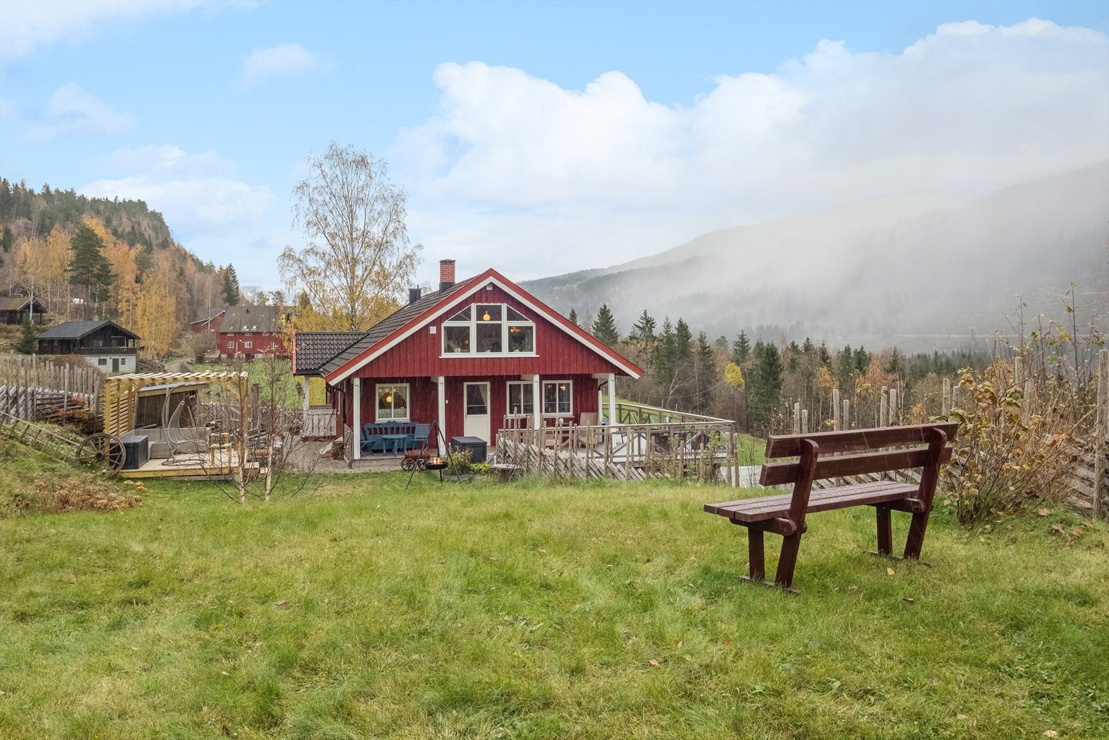 Tomten strekker seg over ca. 1,3 mål og gir godt med boltreplass for både to- og firbeinte. Galleribilde