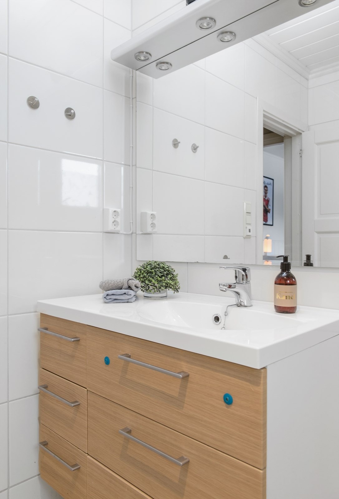 Innredet med servant, baderomsinnredet og dusjhjørne Galleribilde