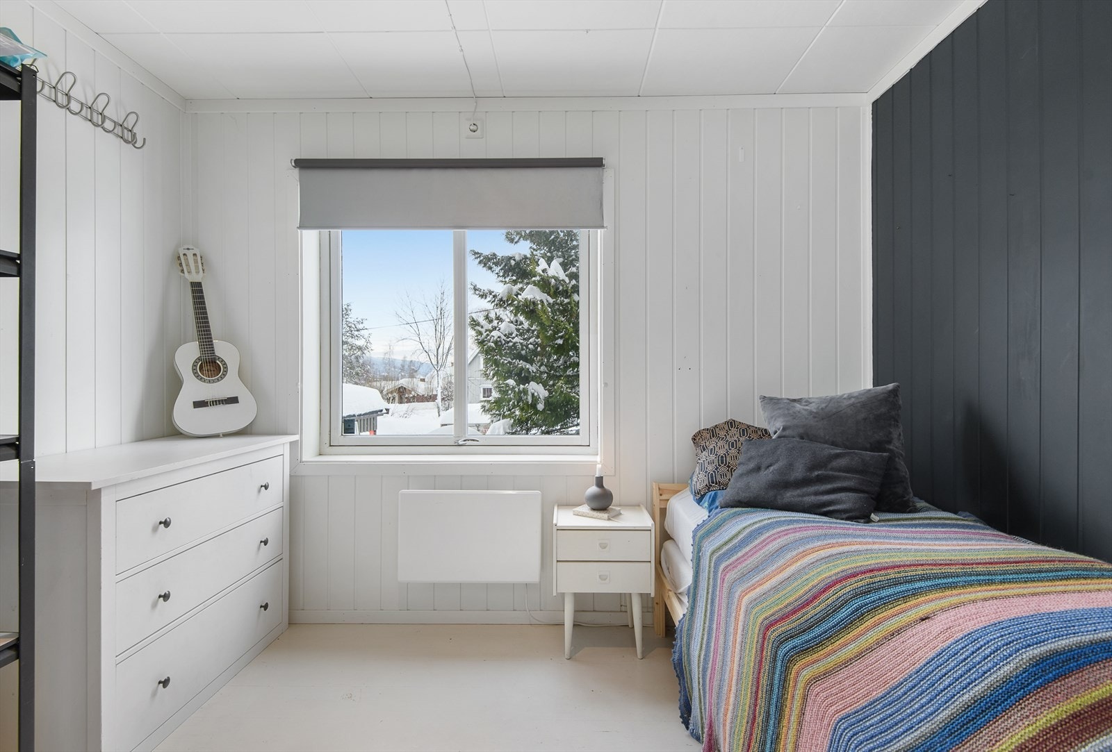 Rommene er av god størrelse med plass til seng, garderobe og kommode Galleribilde