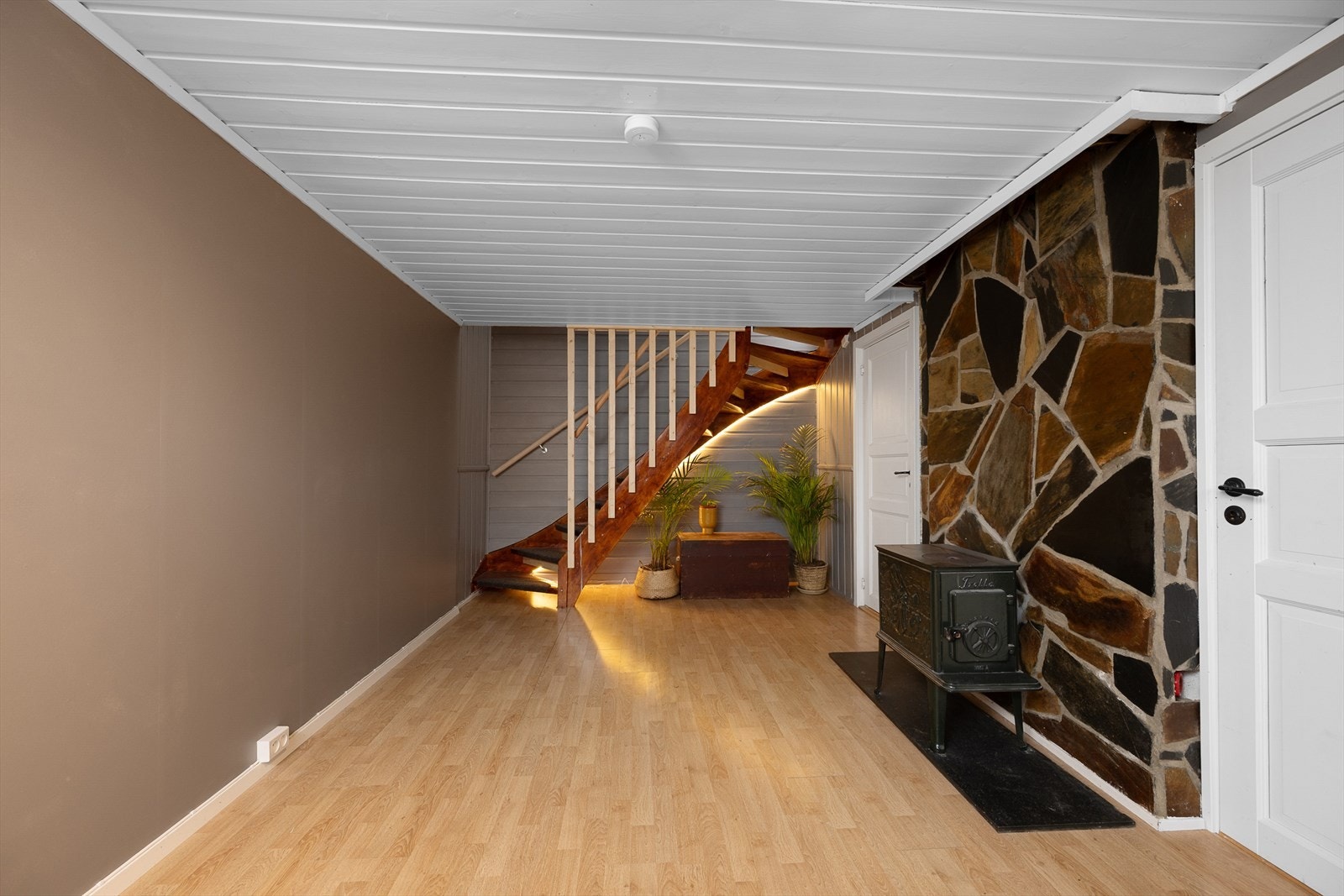 Innredet rom i kjelleretasjen har nye vegger mot terreng Galleribilde