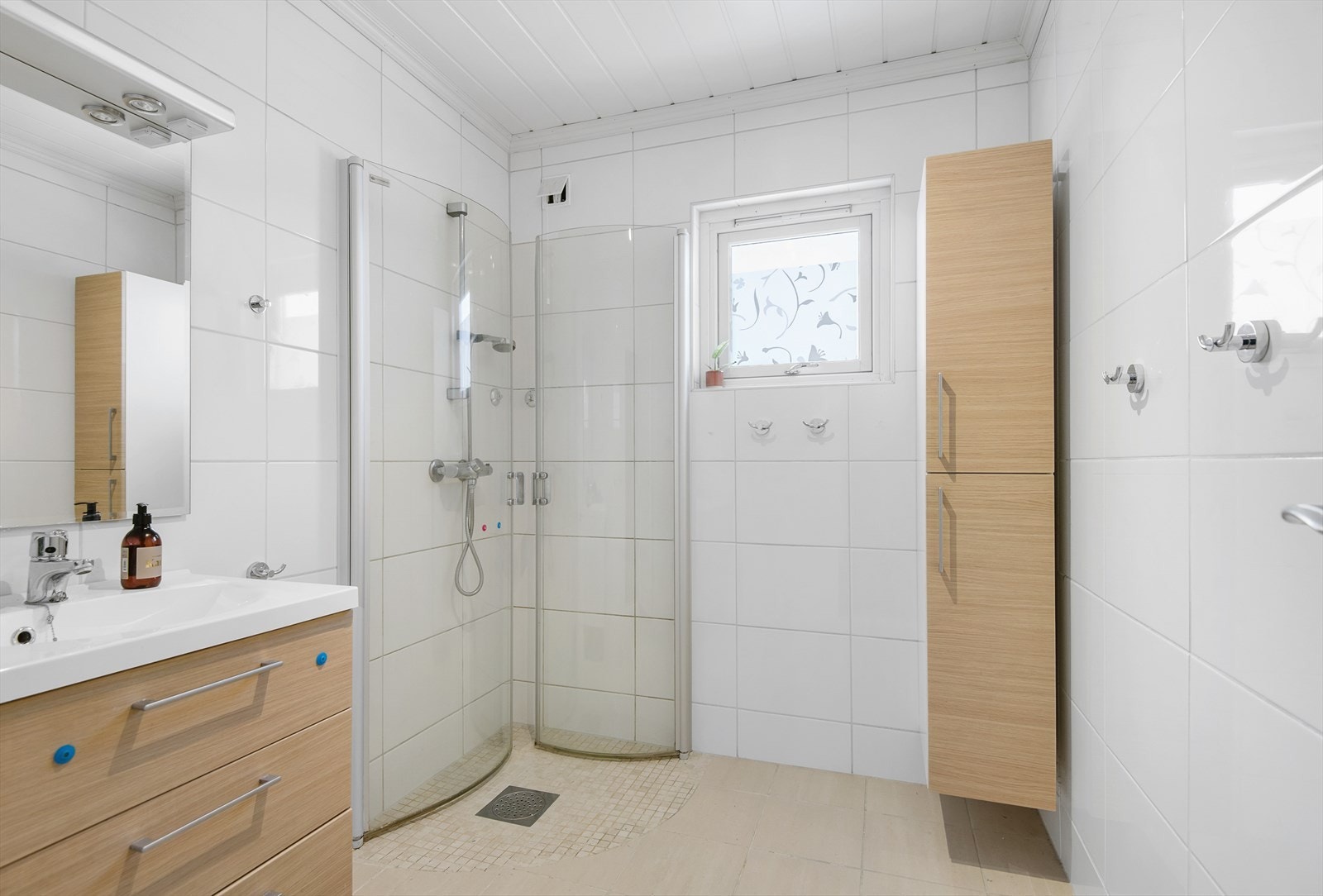 Delikat flislagt bad i lyse farger - Elektriske varmekabler i gulv Galleribilde