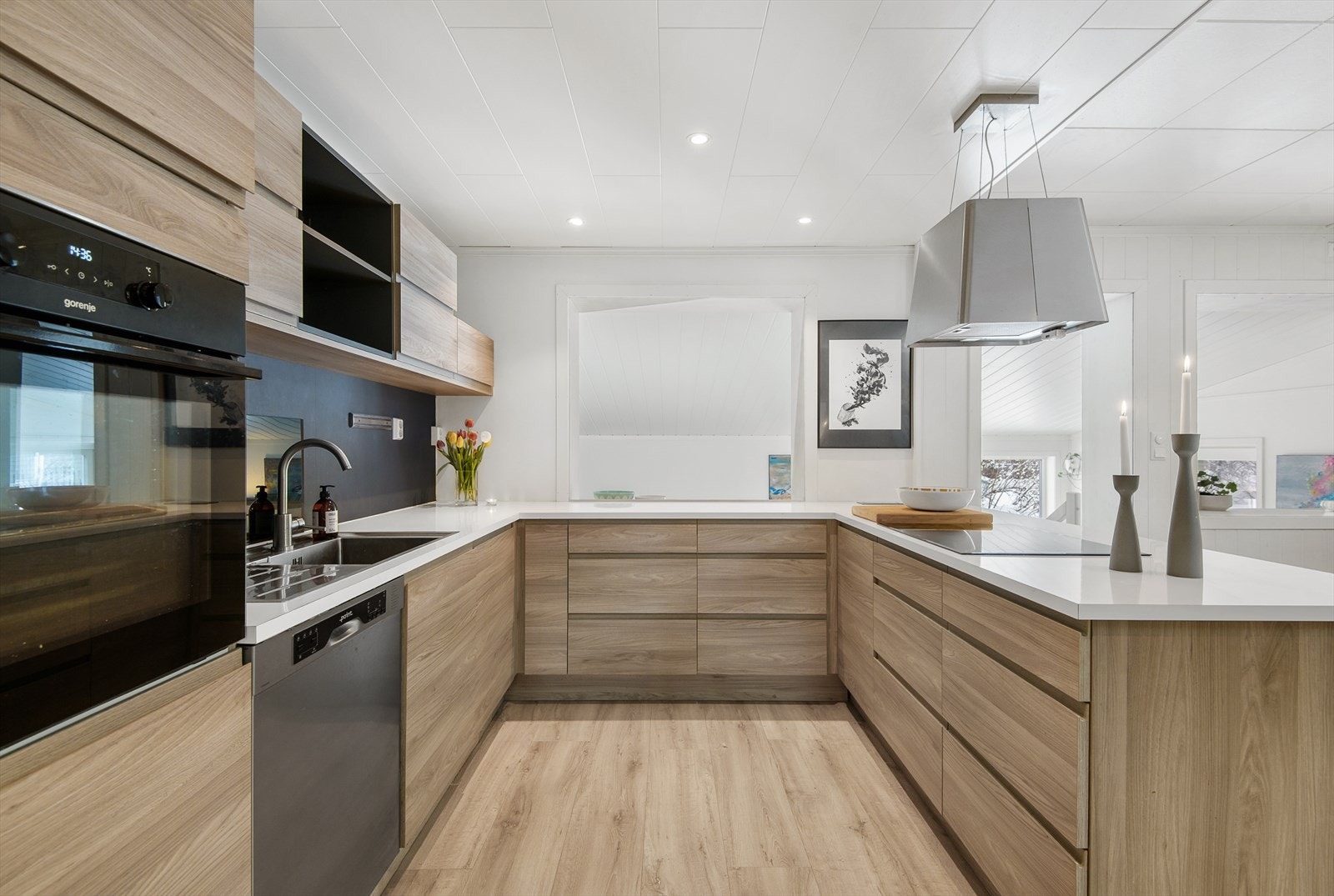 Kjøkkenet er formen som en U-form Galleribilde