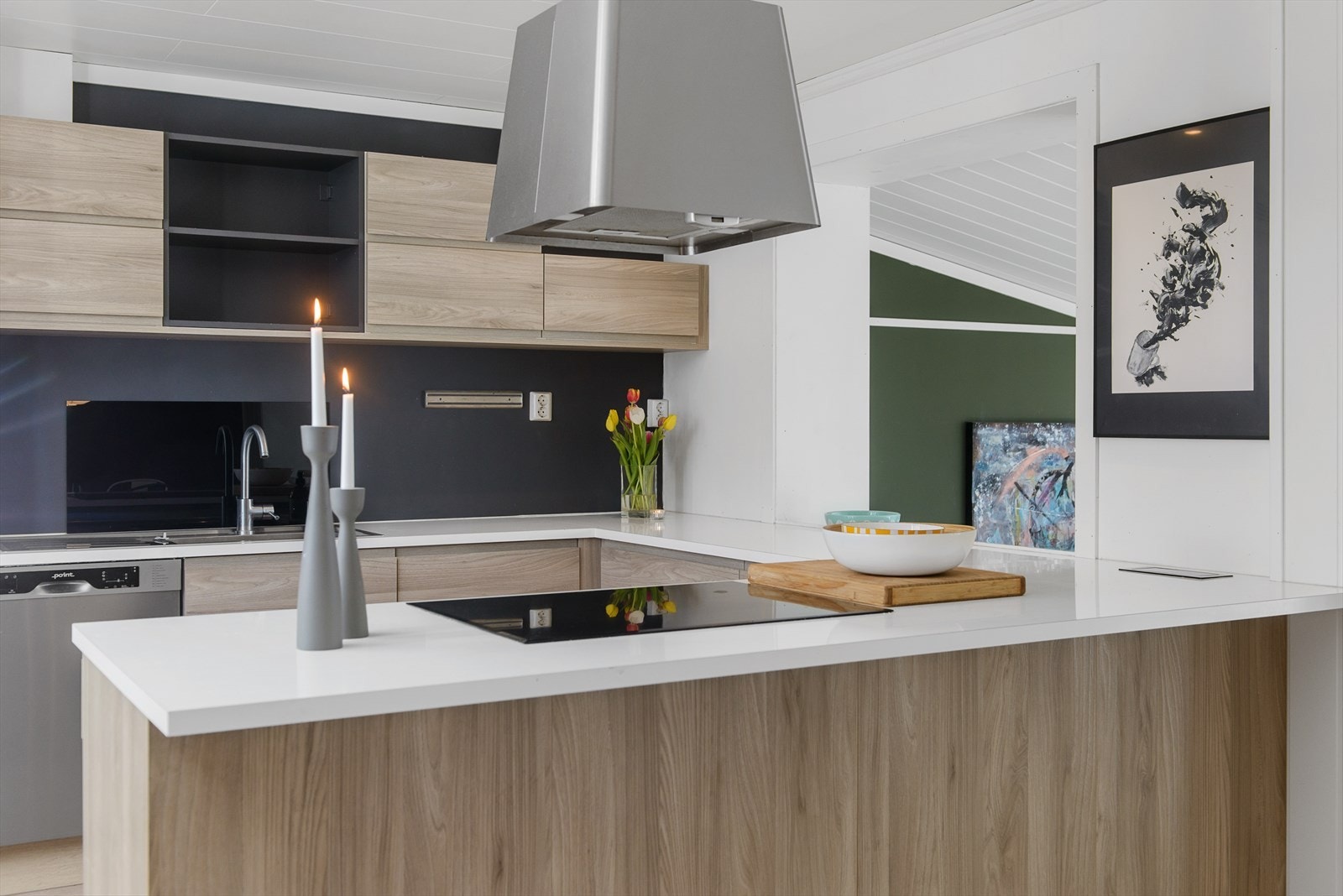 Kjøkkenet er delikat og har rikelig med arbeidsplass på laminat benkeplate Galleribilde