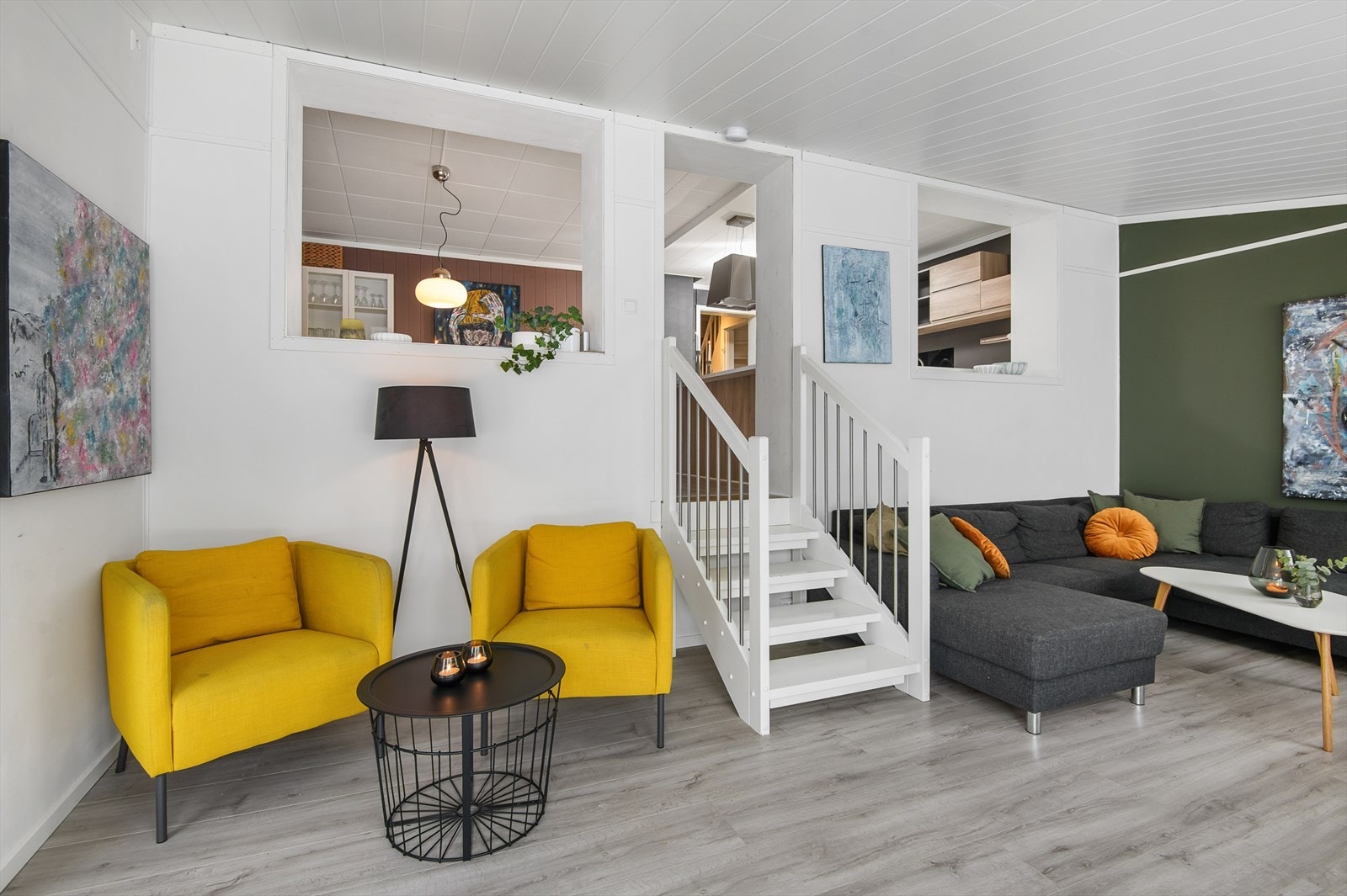 Stue med god takhøyde er nedtrukket fra resten av hovedplanet Galleribilde