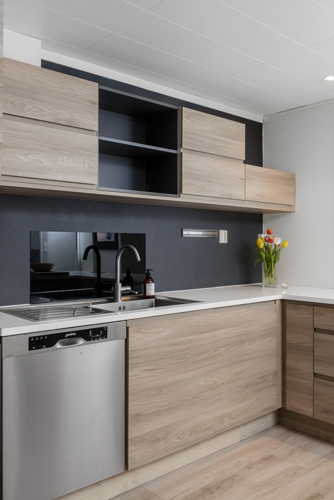 Det er plass til hvitevarer som oppvaskmaskin, kjøleskap, platetopp, komfyr Galleribilde