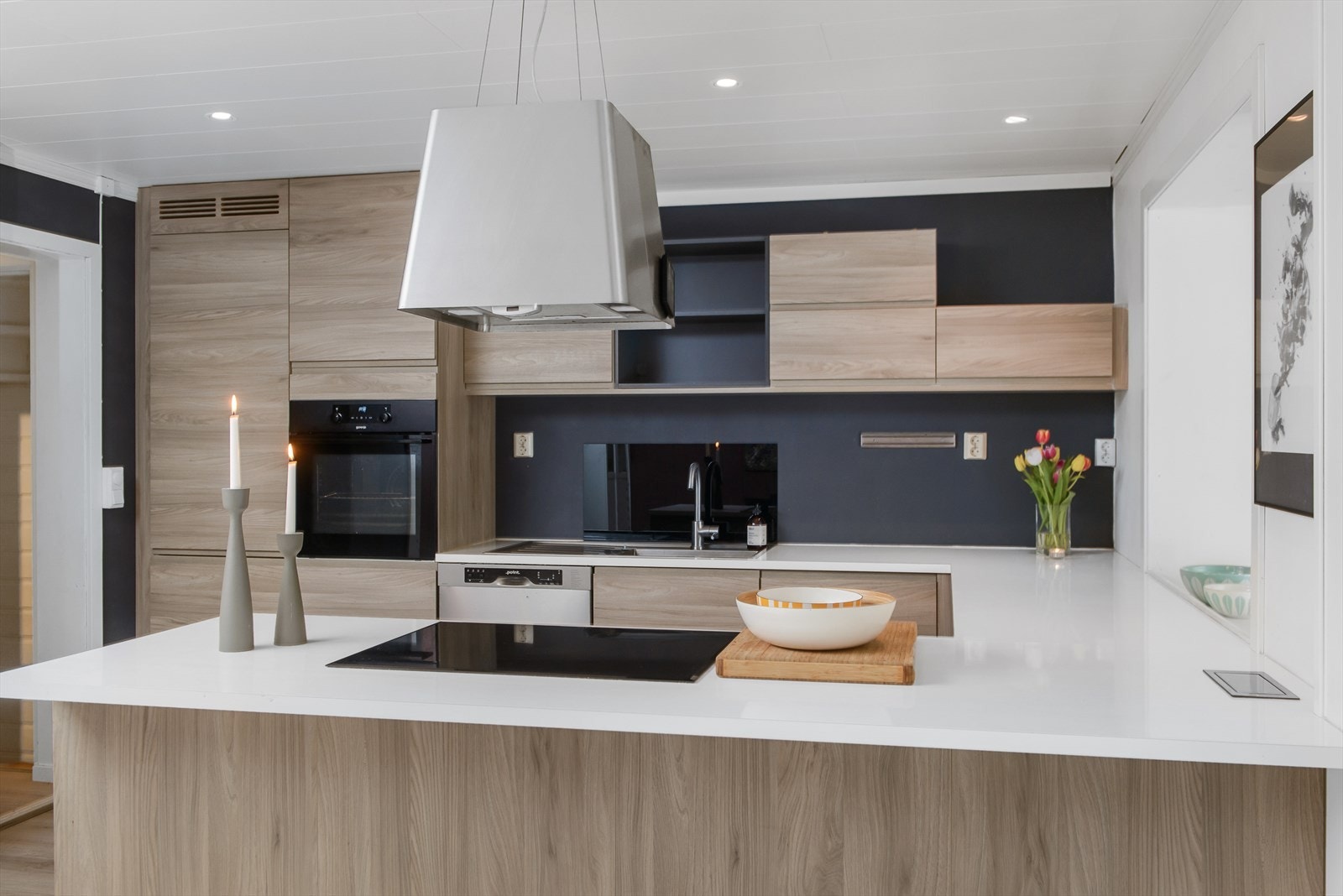 Det er rikelig med over- og underskap for oppbevaring av deg nødvendige kjøkkenutstyret Galleribilde