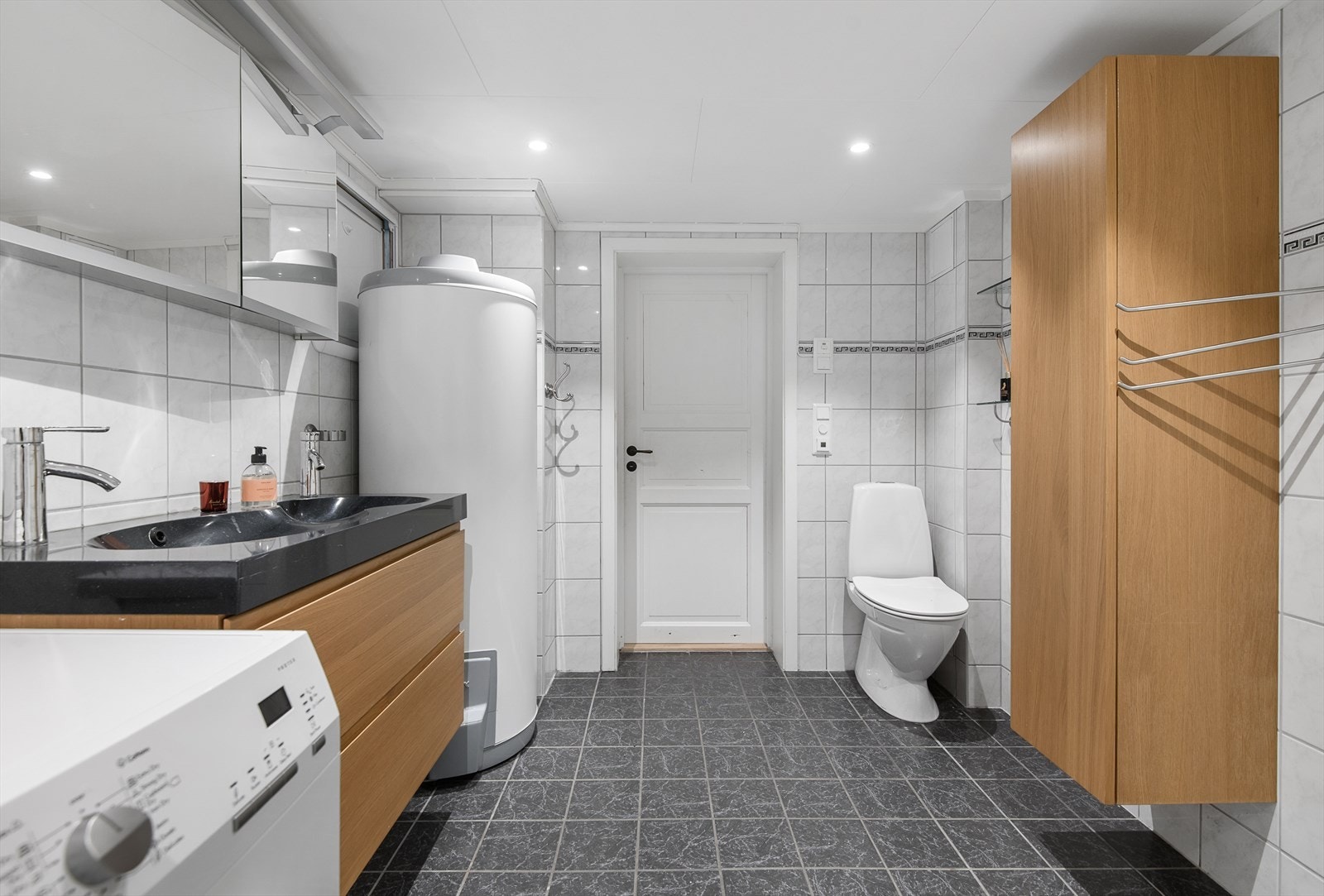 Innredet med dobbelt servant, baderomsinnredning, gulvmontert toalett og dusjkabinett Galleribilde