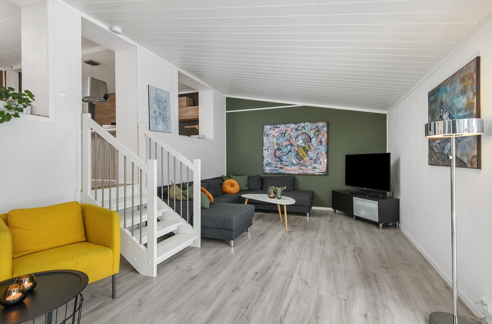 Lys og romslig stue som er tilbygget i 2018 Galleribilde