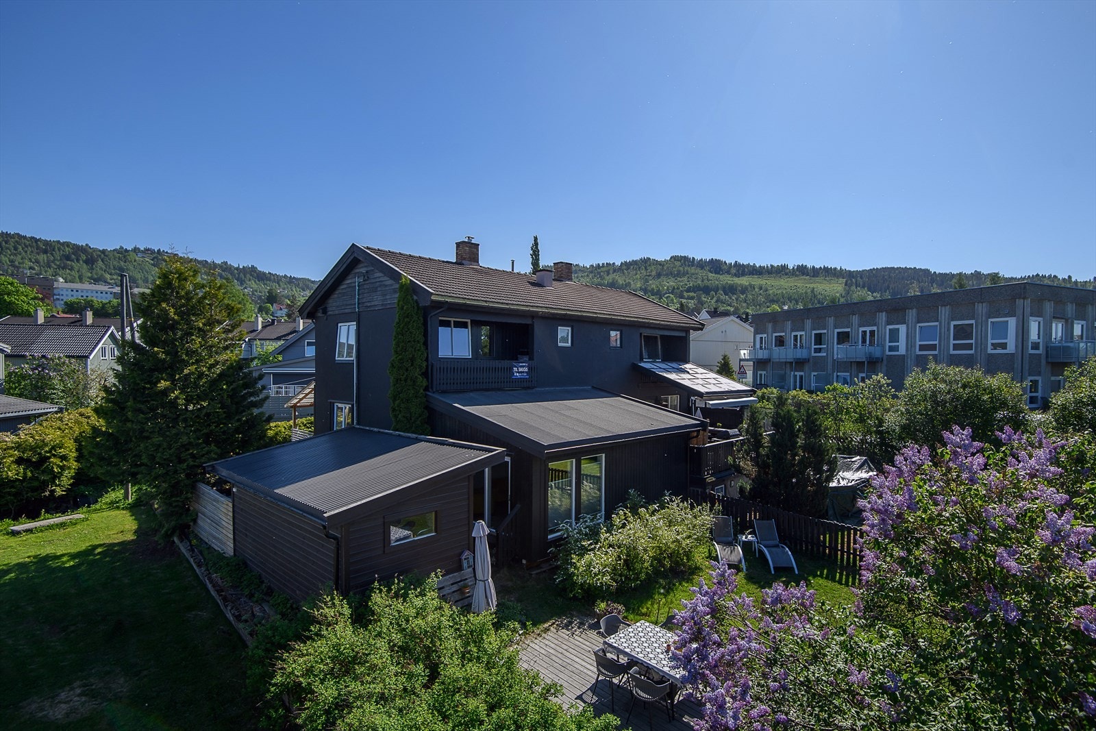 Innholdsrik halvpart av tomannsbolig over tre plan med gode romstørrelser Galleribilde