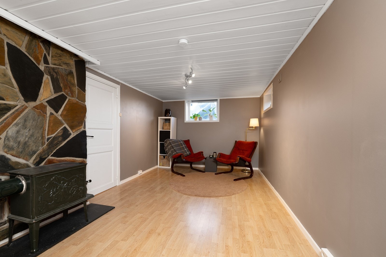 Rommet har innsatt vedovn som gir god varme Galleribilde