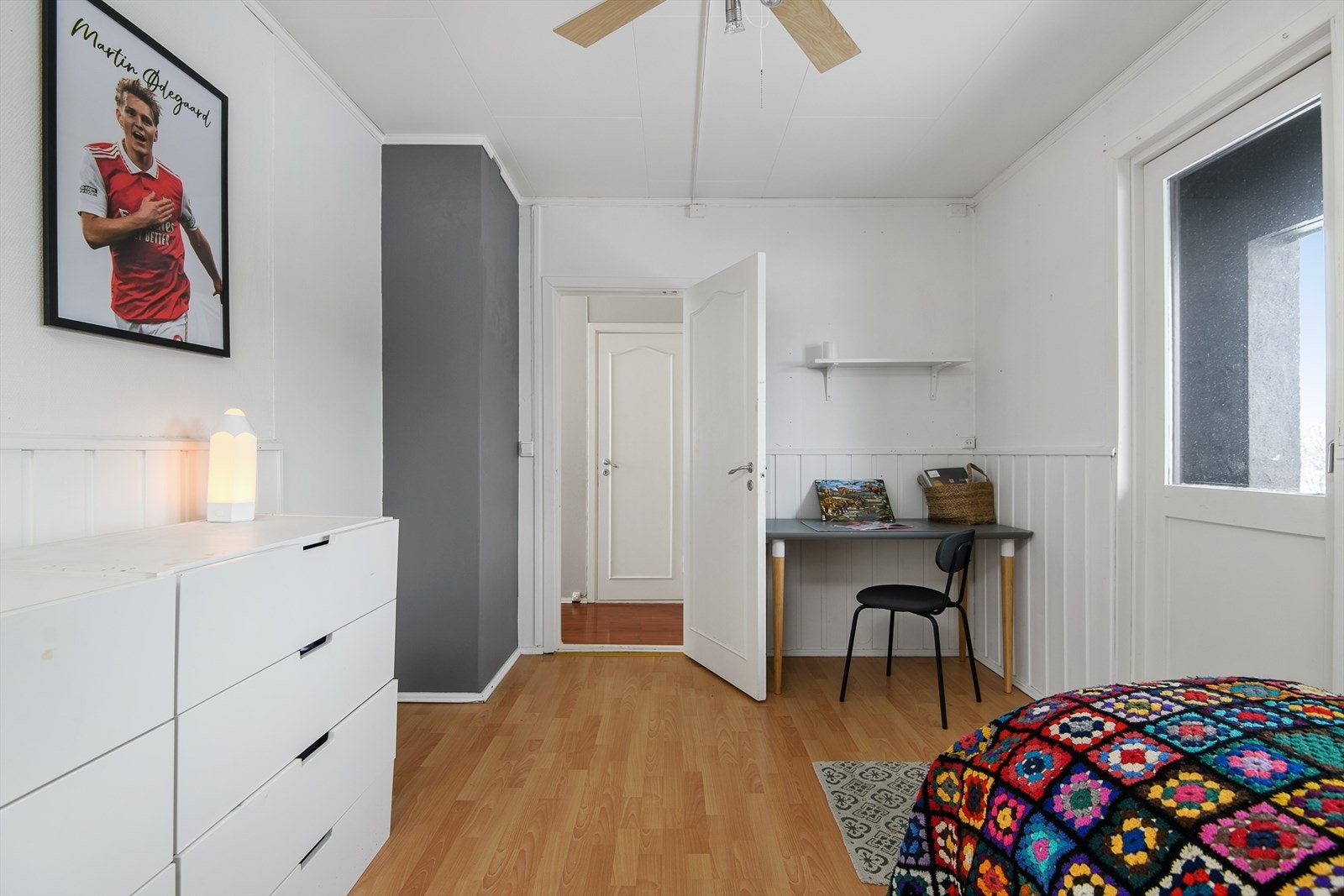 Det ene soverommet har utgang til solrik balkong Galleribilde